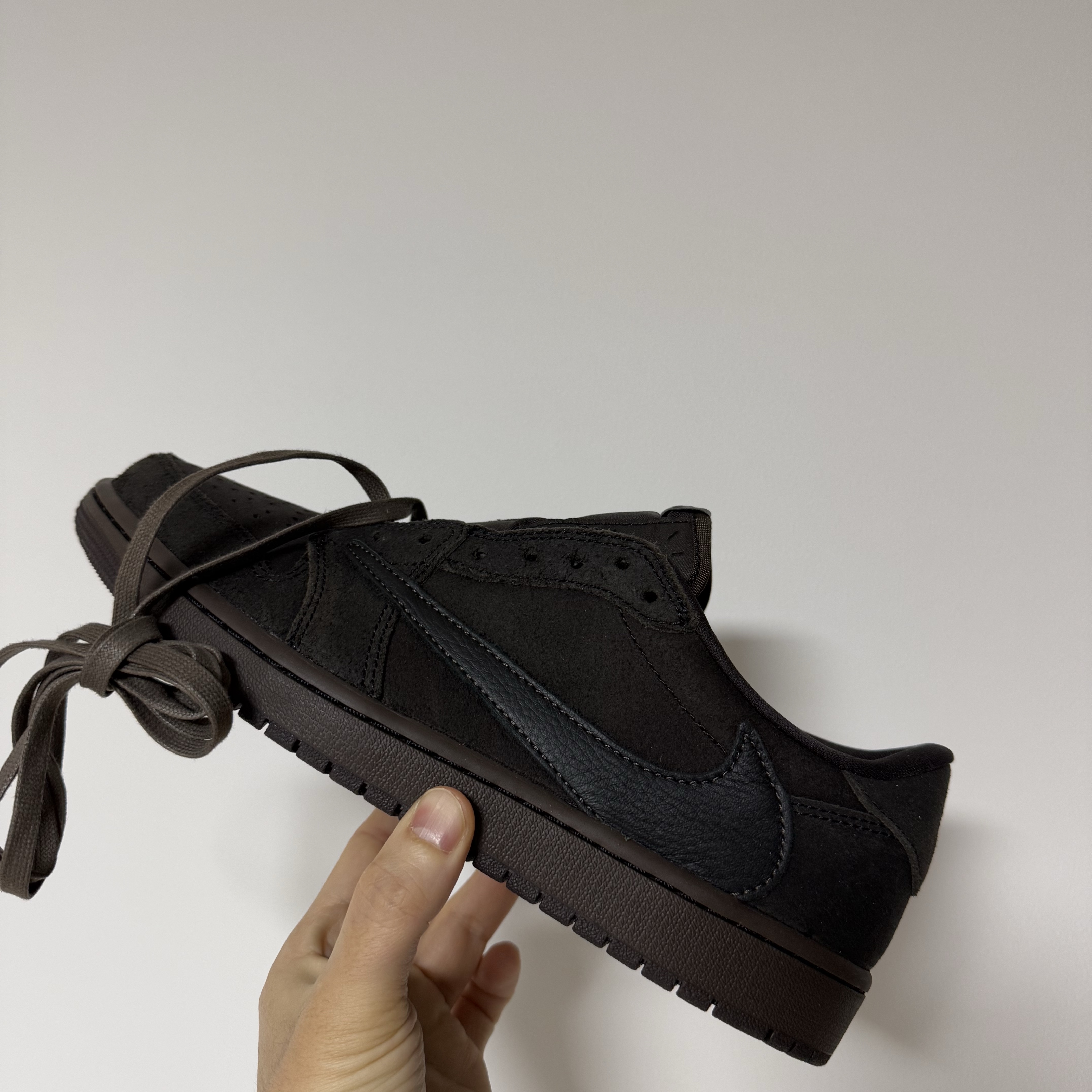 Jordan 1 x Travis Scott Retro Low OG SP Velvet Brown and Dark Mocha 착용 스타일 - 1