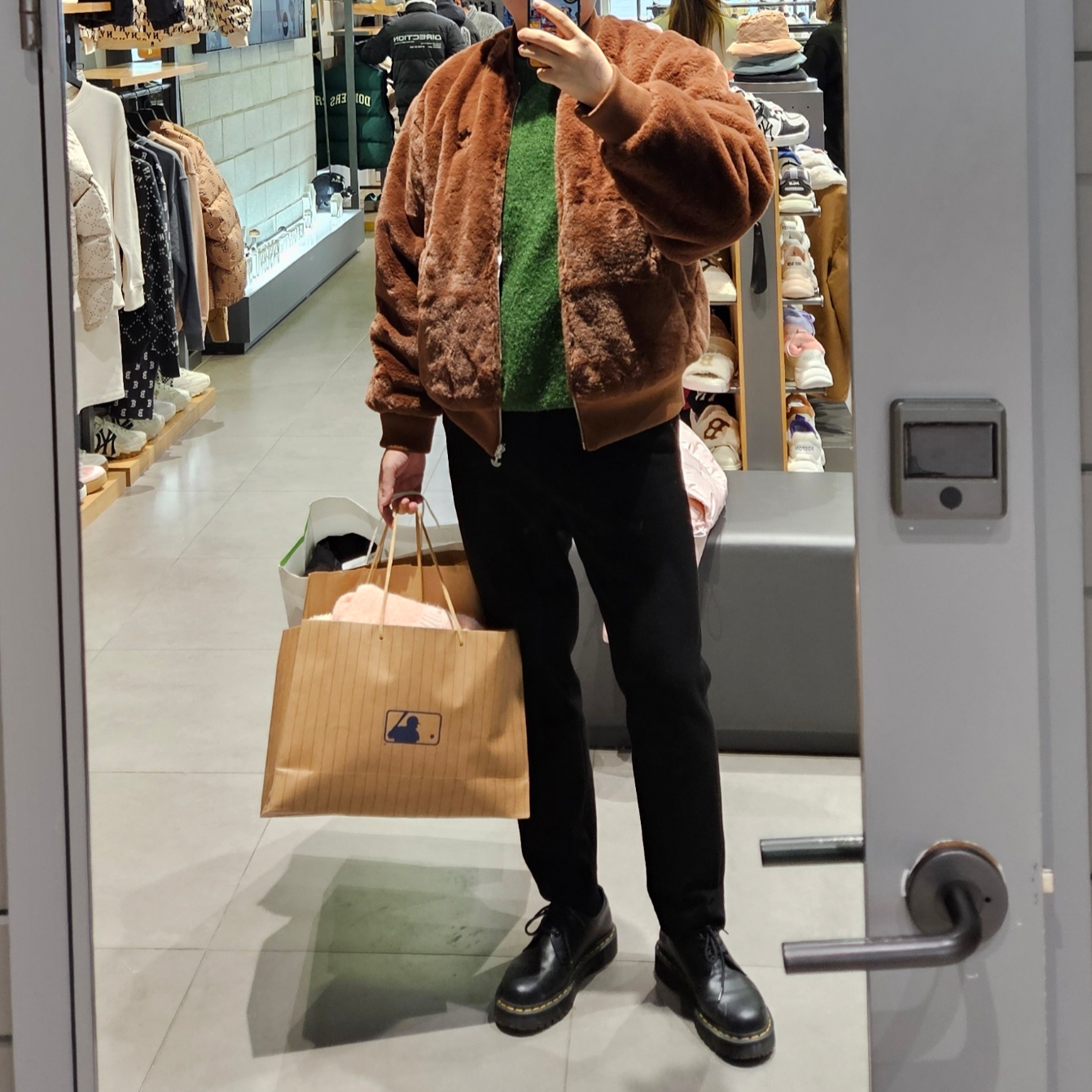 Adidas Reversible Fur Bomber Jacket Preloved Brown - KR Sizing, Dr. Martens 1461 Nappa Black 착용 스타일