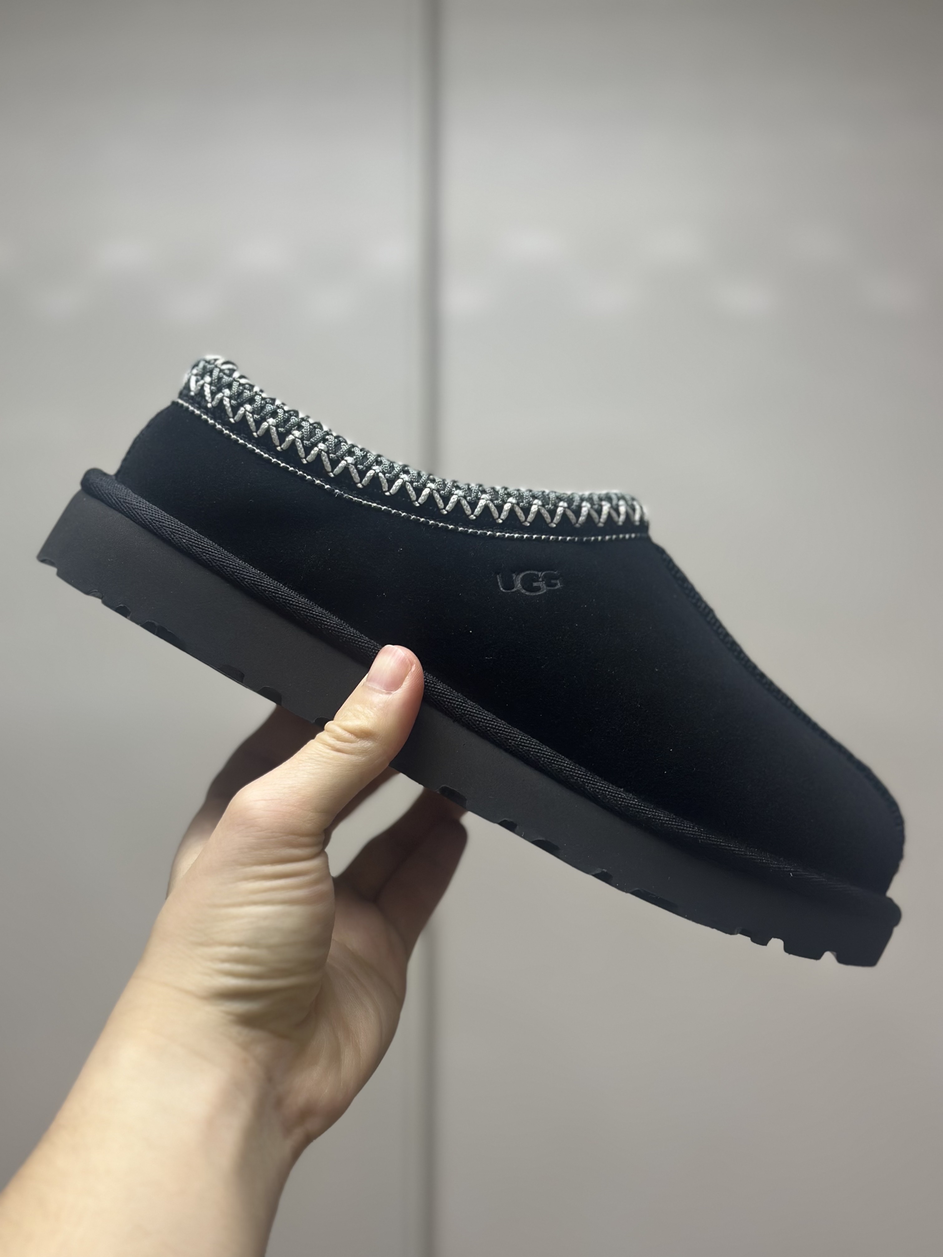 (W) UGG Tasman Slipper Black 착용 스타일