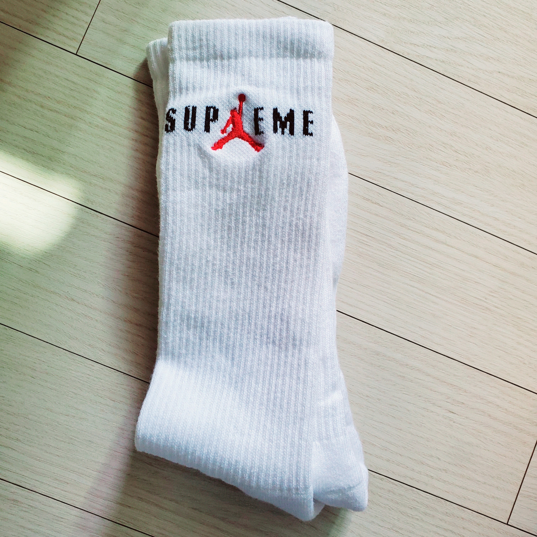Supreme x Jordan Crew Socks White (2 Pack) - 24FW 착용 스타일