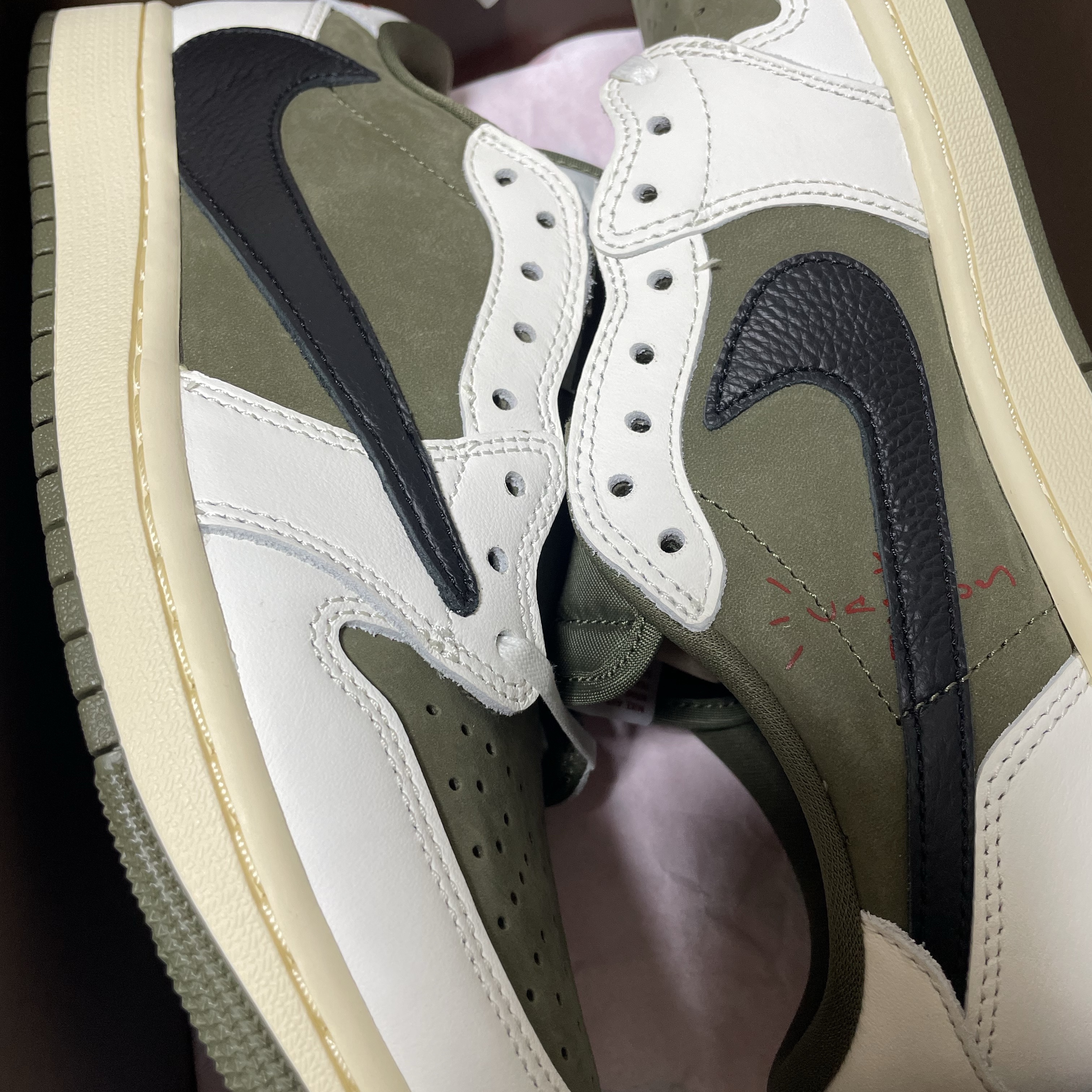 Jordan 1 x Travis Scott Retro Low OG SP Reverse Olive 착용 스타일