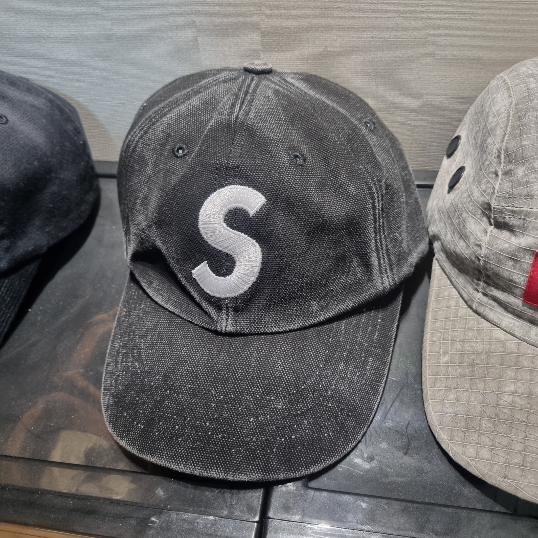 Supreme Pigment S Logo 6-Panel Black - 24FW 착용 스타일