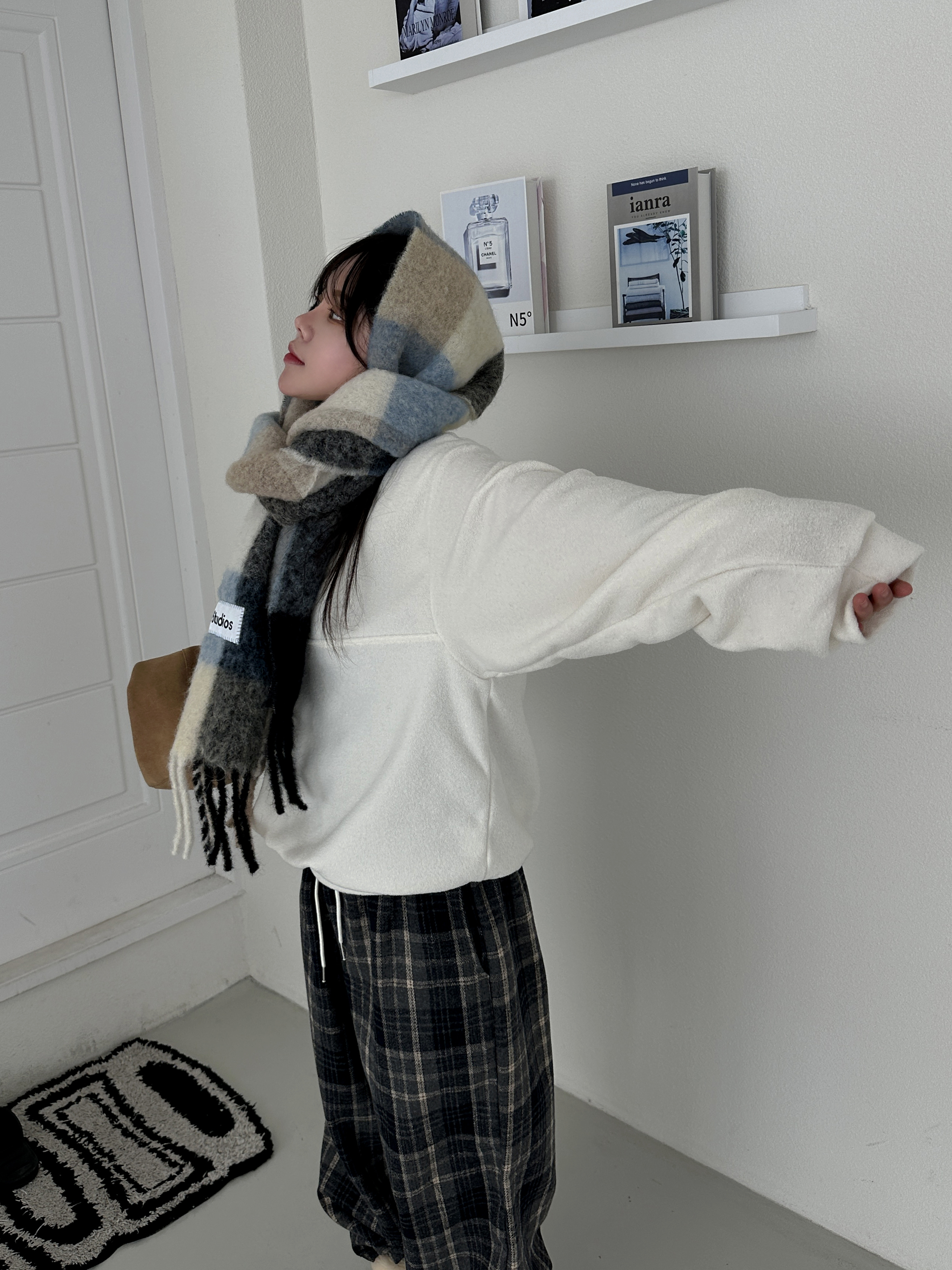 Acne Studios Mohair Check Muffler Blue Beige Black 착용 스타일 - 1