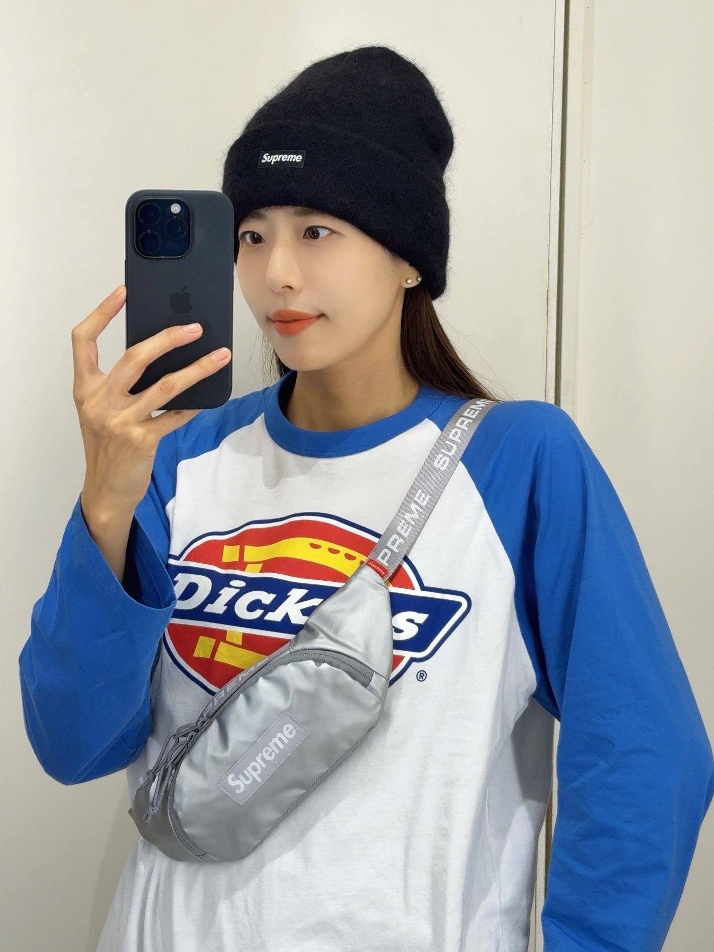 Supreme Mohair Beanie Black - 23FW, Supreme Small Waist Bag Silver - 22FW 착용 스타일 - 1