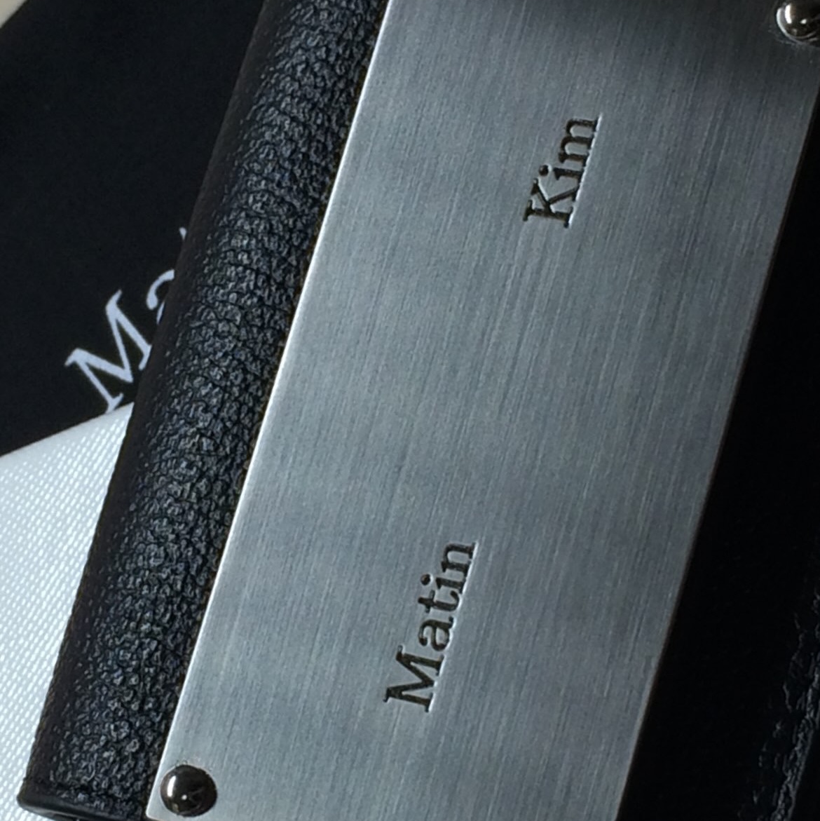 Matin Kim Accordion Wallet Black 착용 스타일