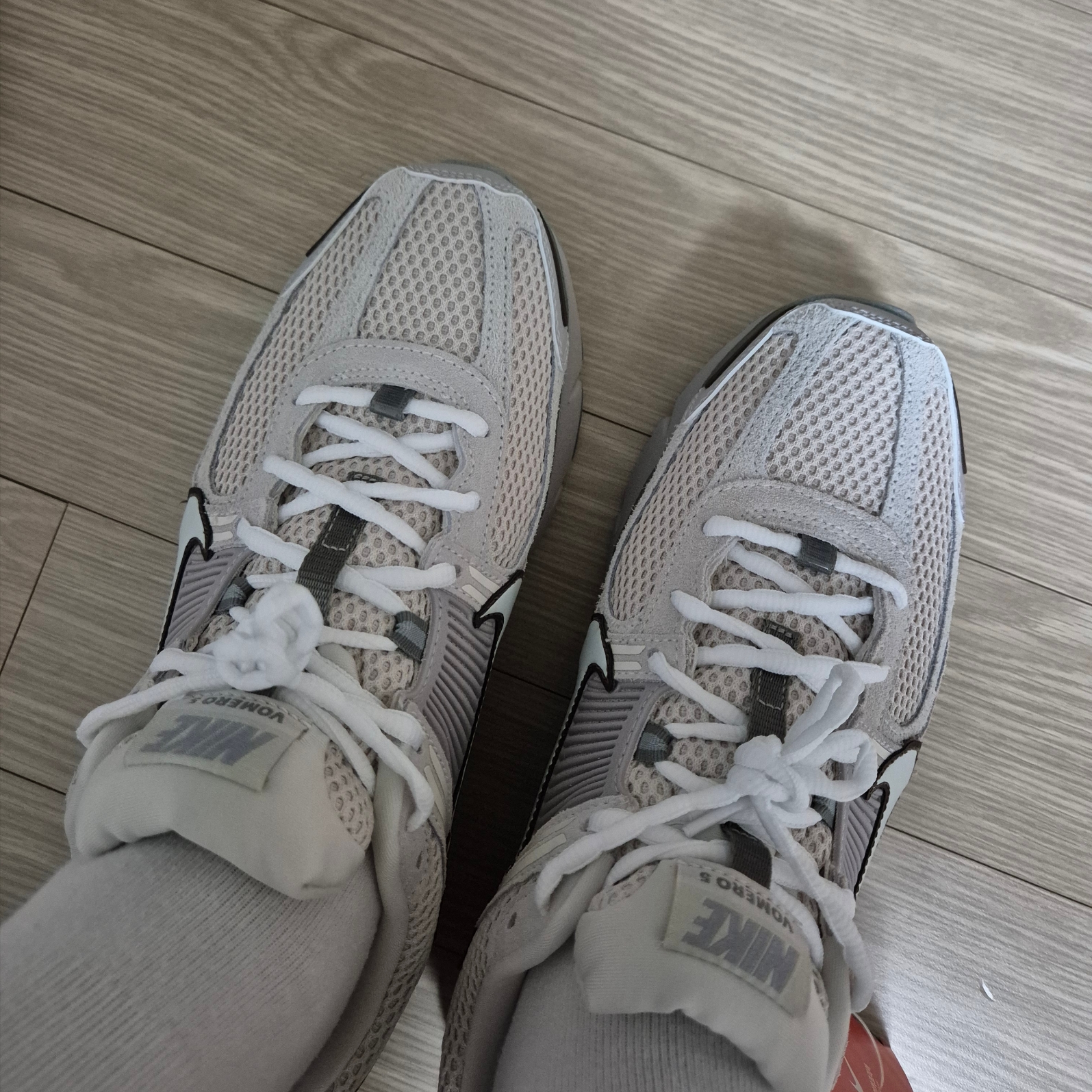 Nike Zoom Vomero 5 SE Light Orewood Brown 착용 스타일