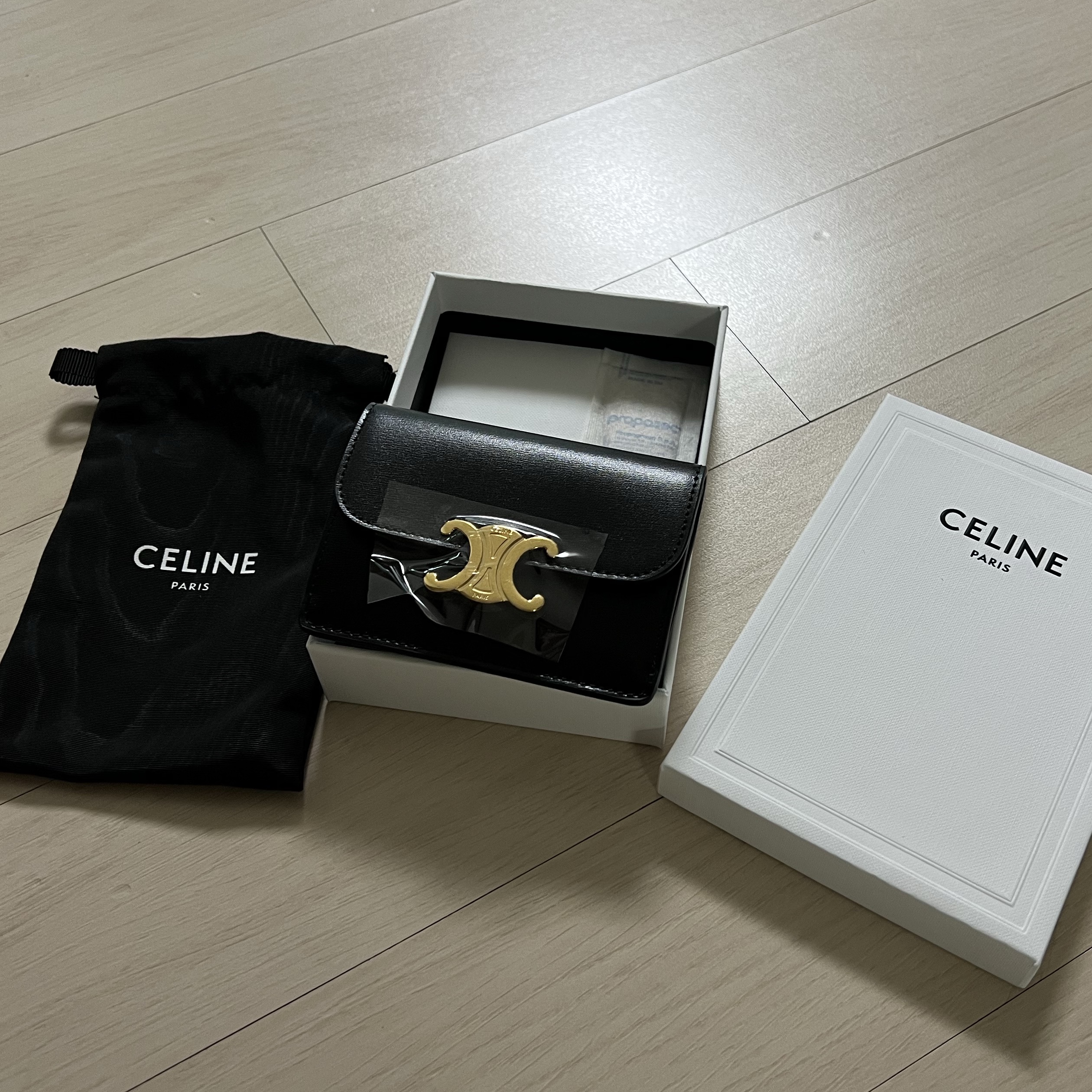 Celine Card Holder with Flap in Shiny Calfskin Black 착용 스타일 - 2