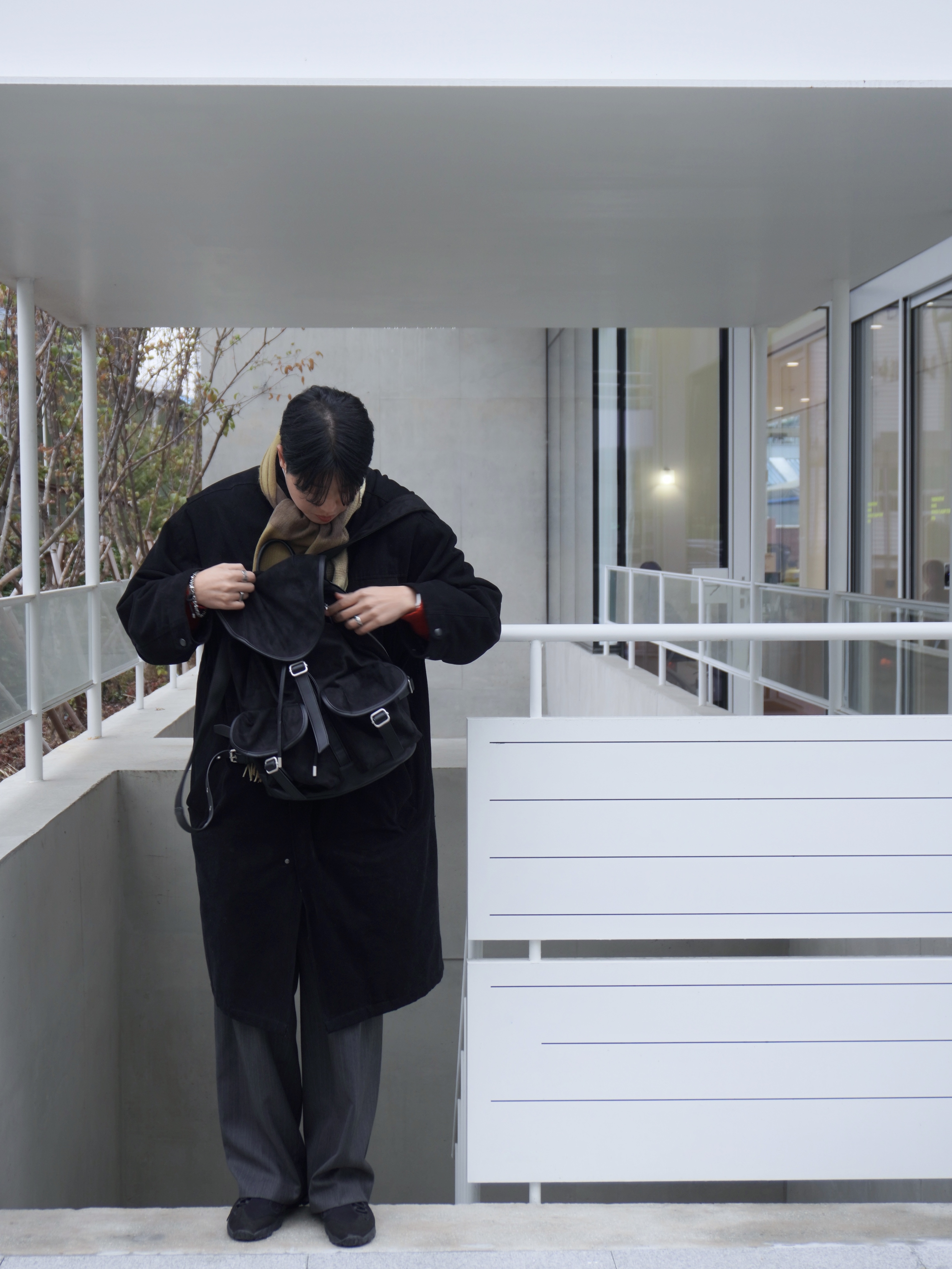 LEARVE Albert Suede Rucksack Black, Haleine Oversized Military Long Parka Black (VJ312) 착용 스타일 - 3