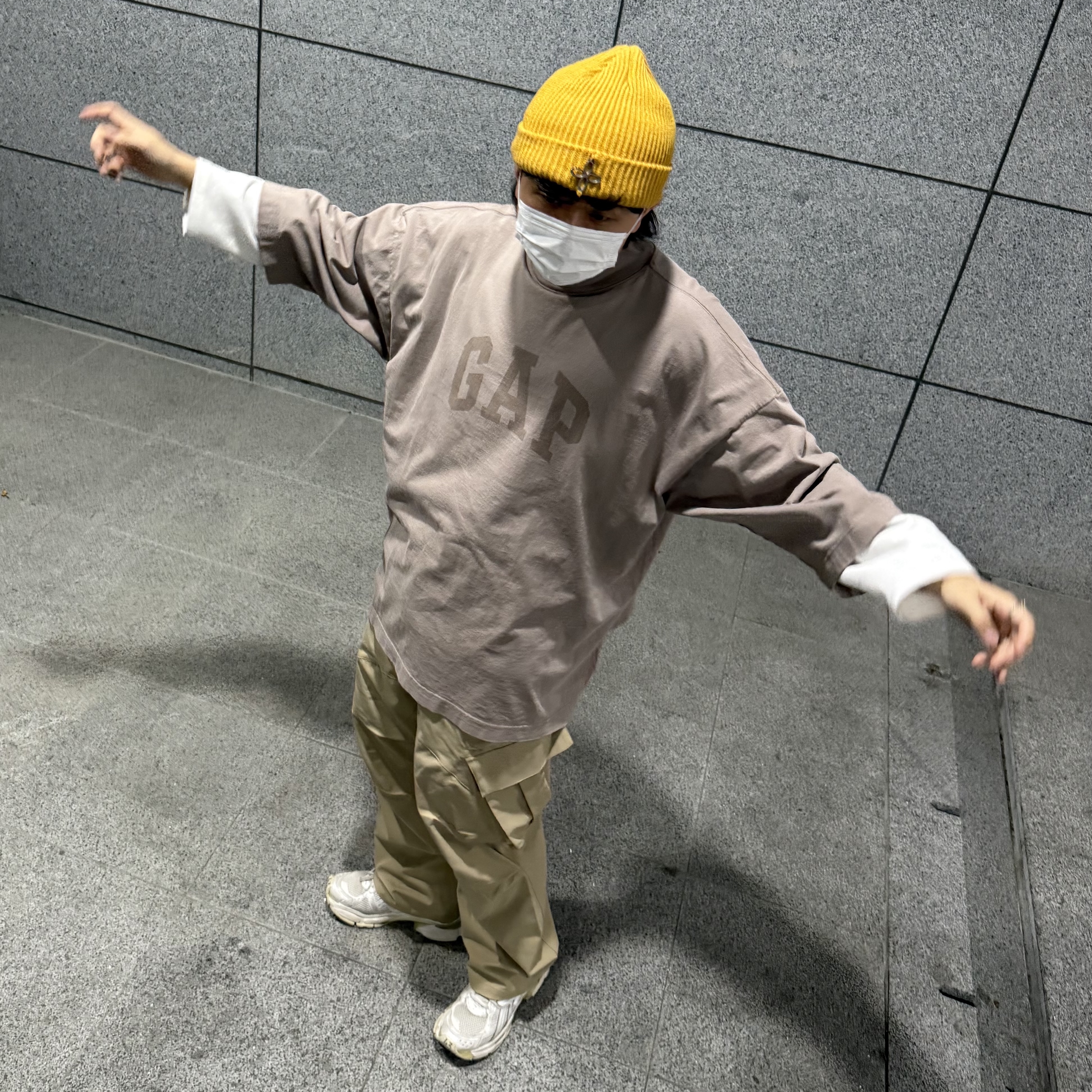 Yeezy Gap Engineered By Balenciaga Dove 3/4 Sleeve T-Shirt Beige, Surgery Clover Logo Beanie Ver.2 Mustard 착용 스타일 - 1