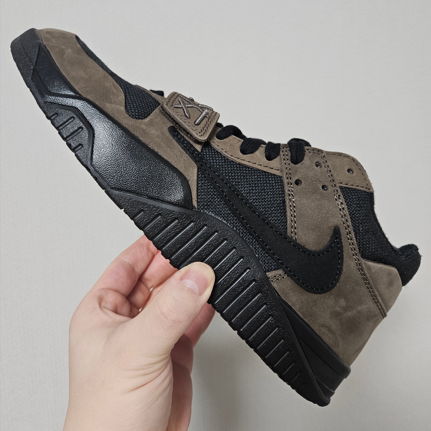 Jordan x Travis Scott Jumpman Jack TR Black and Dark Mocha, Jordan x Travis Scott Jumpman Jack TR University Red 착용 스타일 - 1