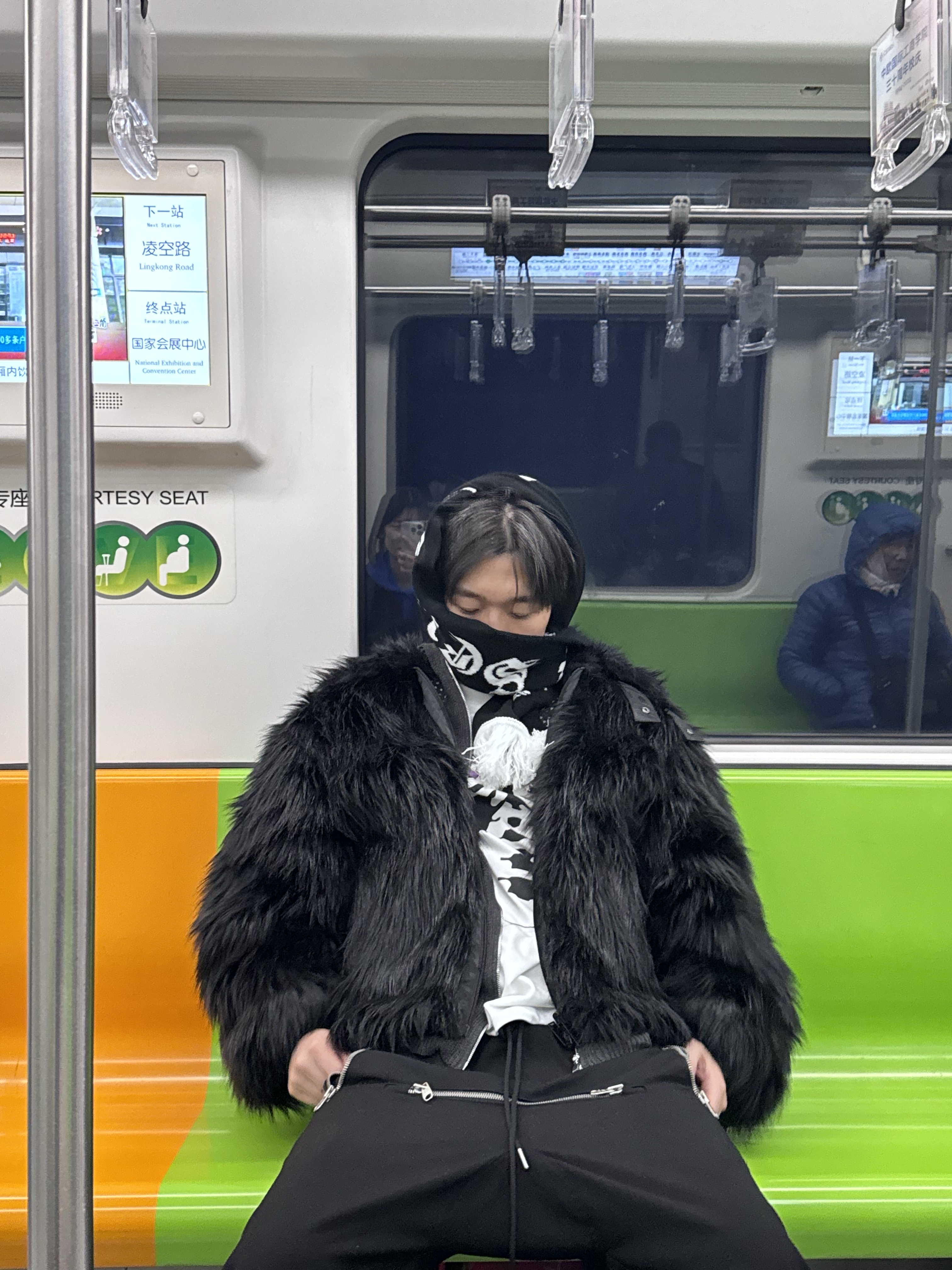 Nike Air Force 1 '07 Low White, (W) Nike x Ambush Reversible Faux-Fur Coat Black 착용 스타일 - 4