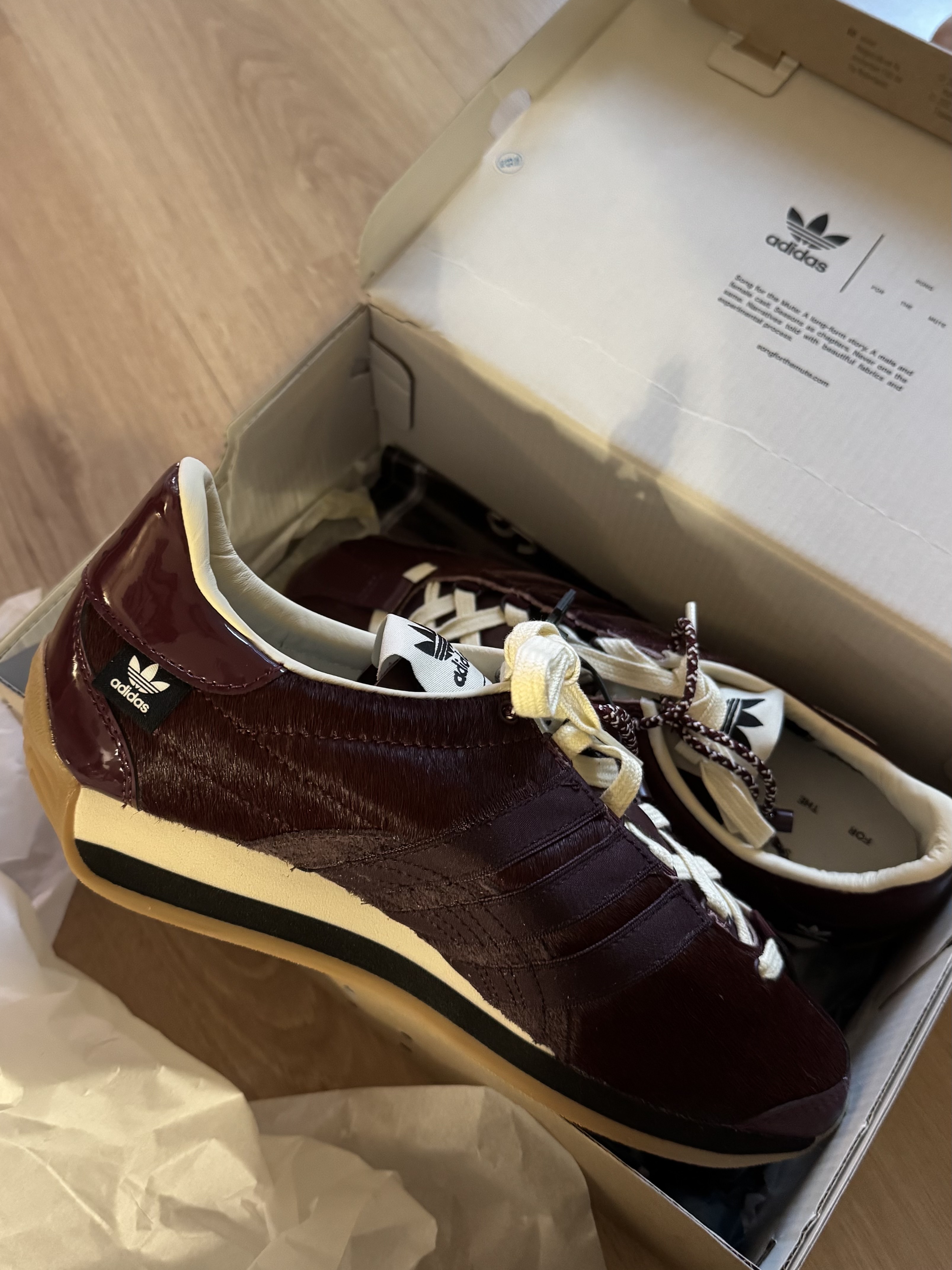 Adidas x Song for the Mute Country OG Maroon Core Black 착용 스타일 - 3