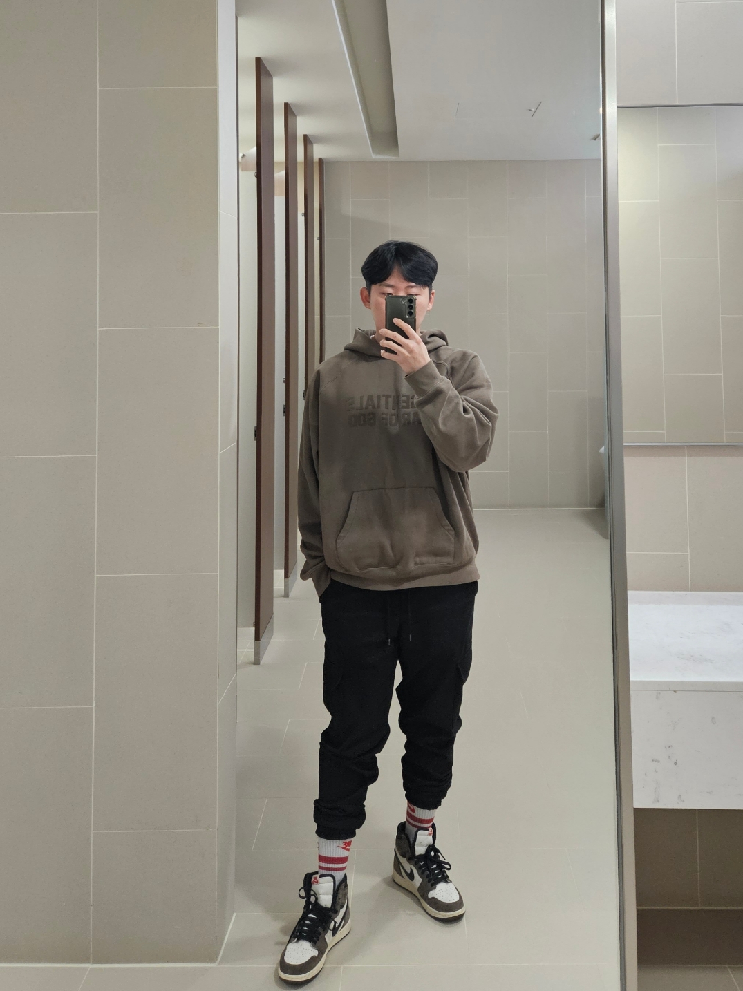 Jordan 1 x Travis Scott Retro High OG SP Mocha, Essentials Hoodie Wood - 22FW 착용 스타일