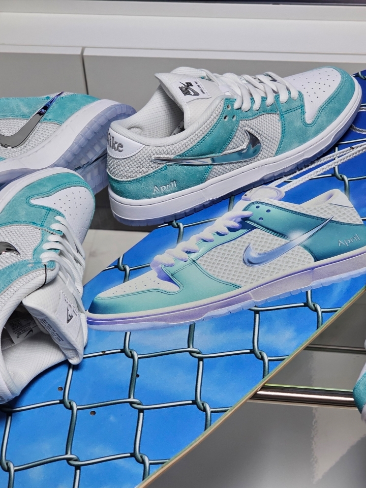 Nike x April Skateboards SB Dunk Low Pro QS Racer Blue Metallic Silver 착용 스타일 - 5