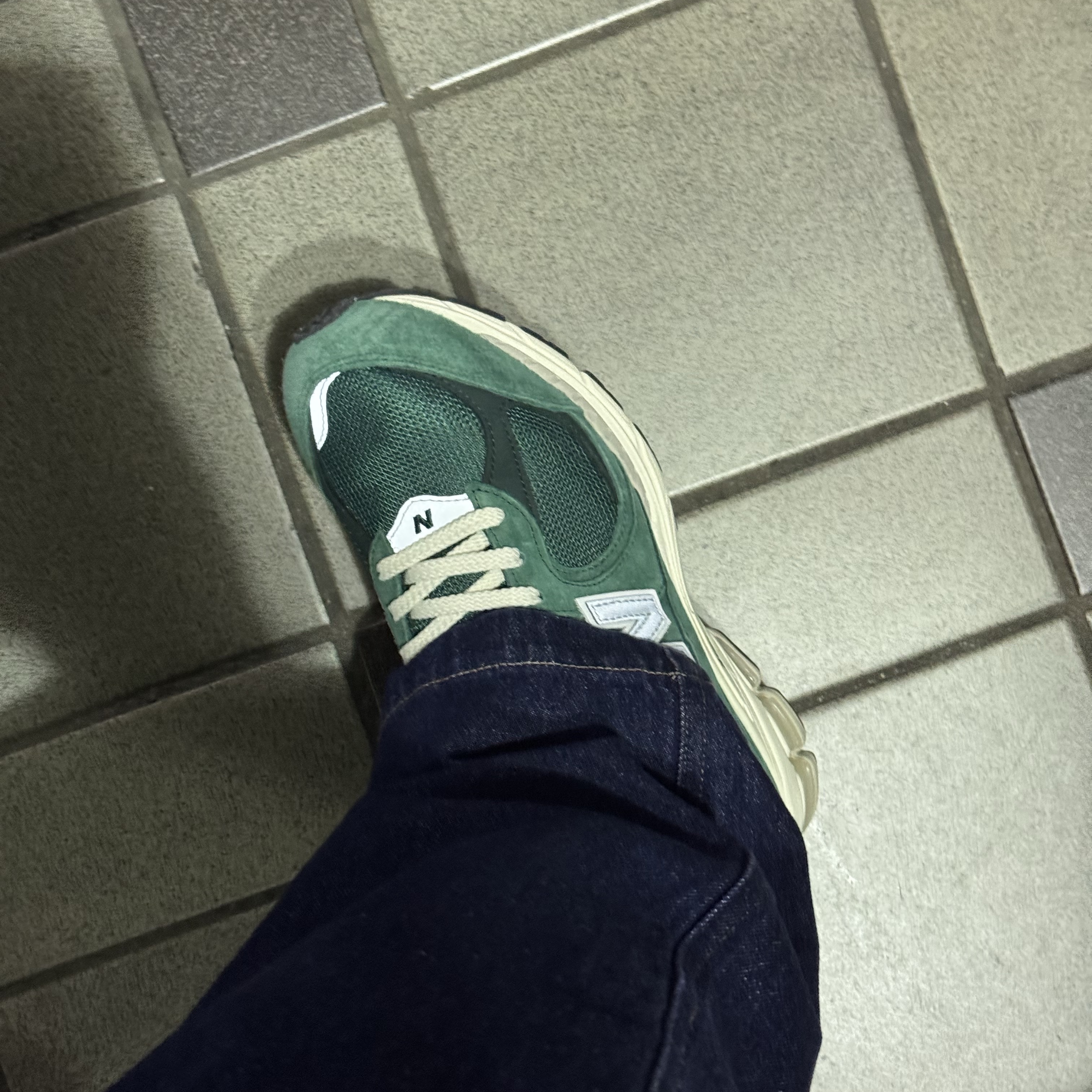 New Balance 2002R Nightwatch Green 착용 스타일 - 1