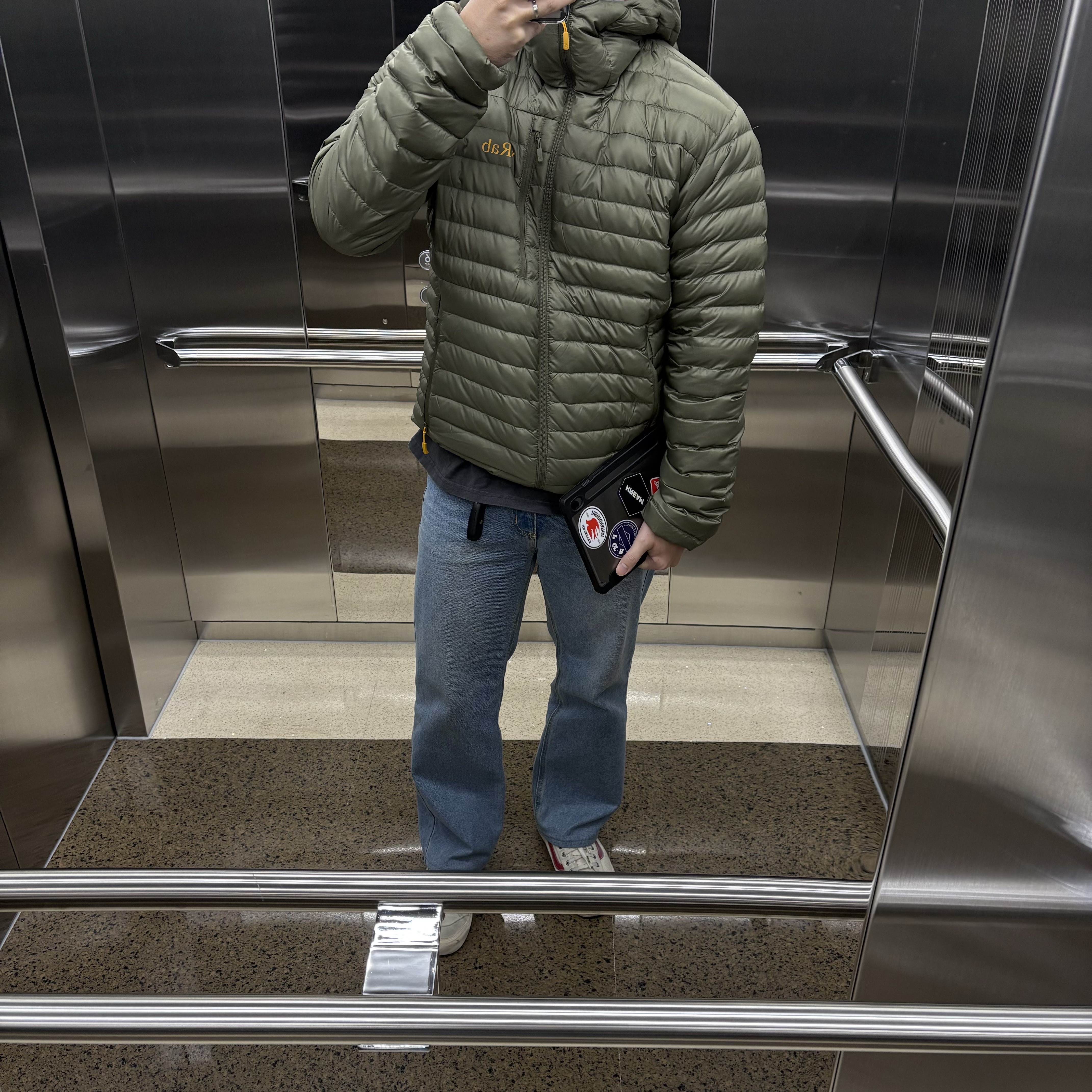 Rab Microlight Alpine Jacket Light Khaki 착용 스타일
