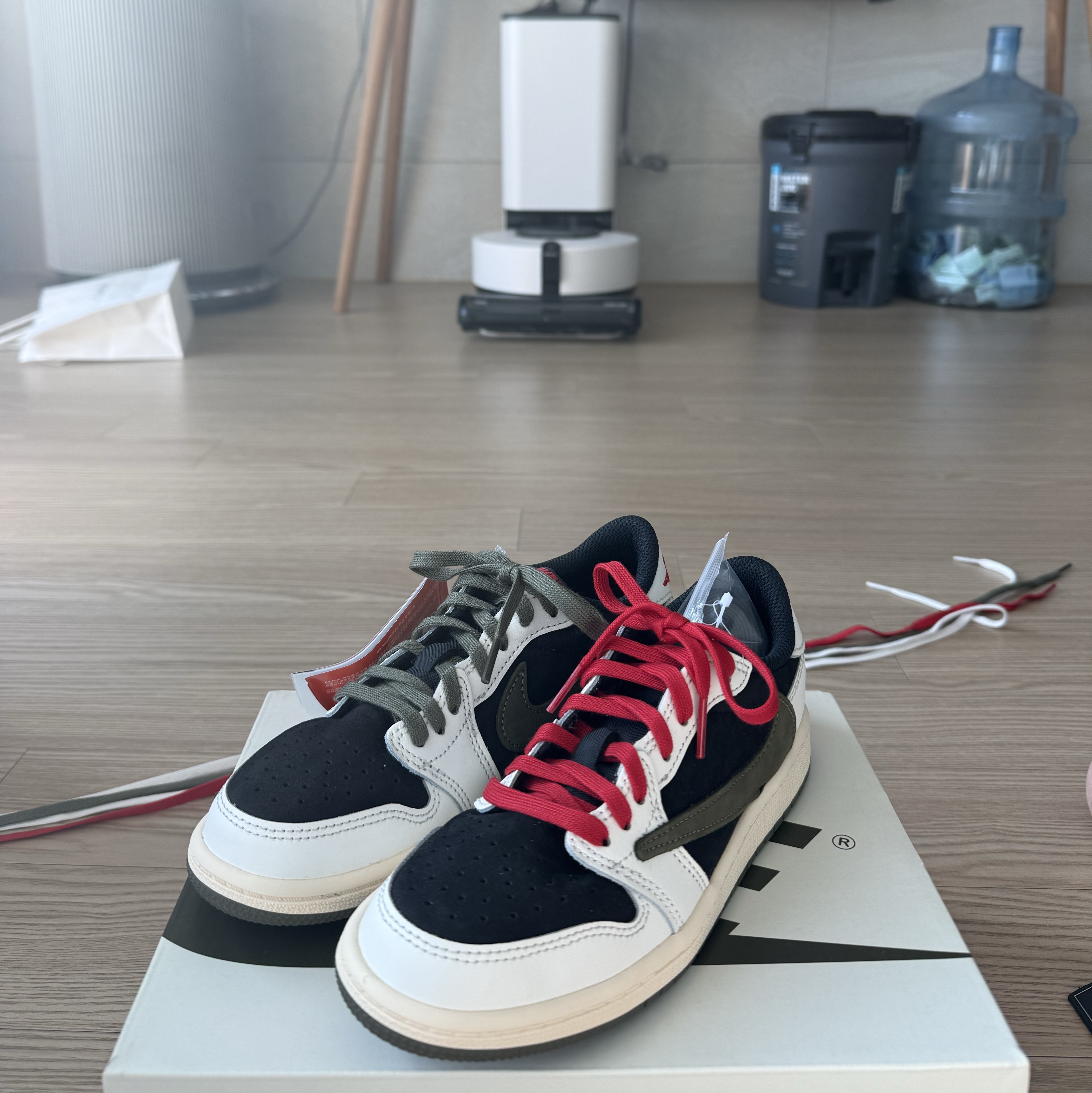(PS) Jordan 1 x Travis Scott Retro Low OG SP Medium Olive 착용 스타일 - 3