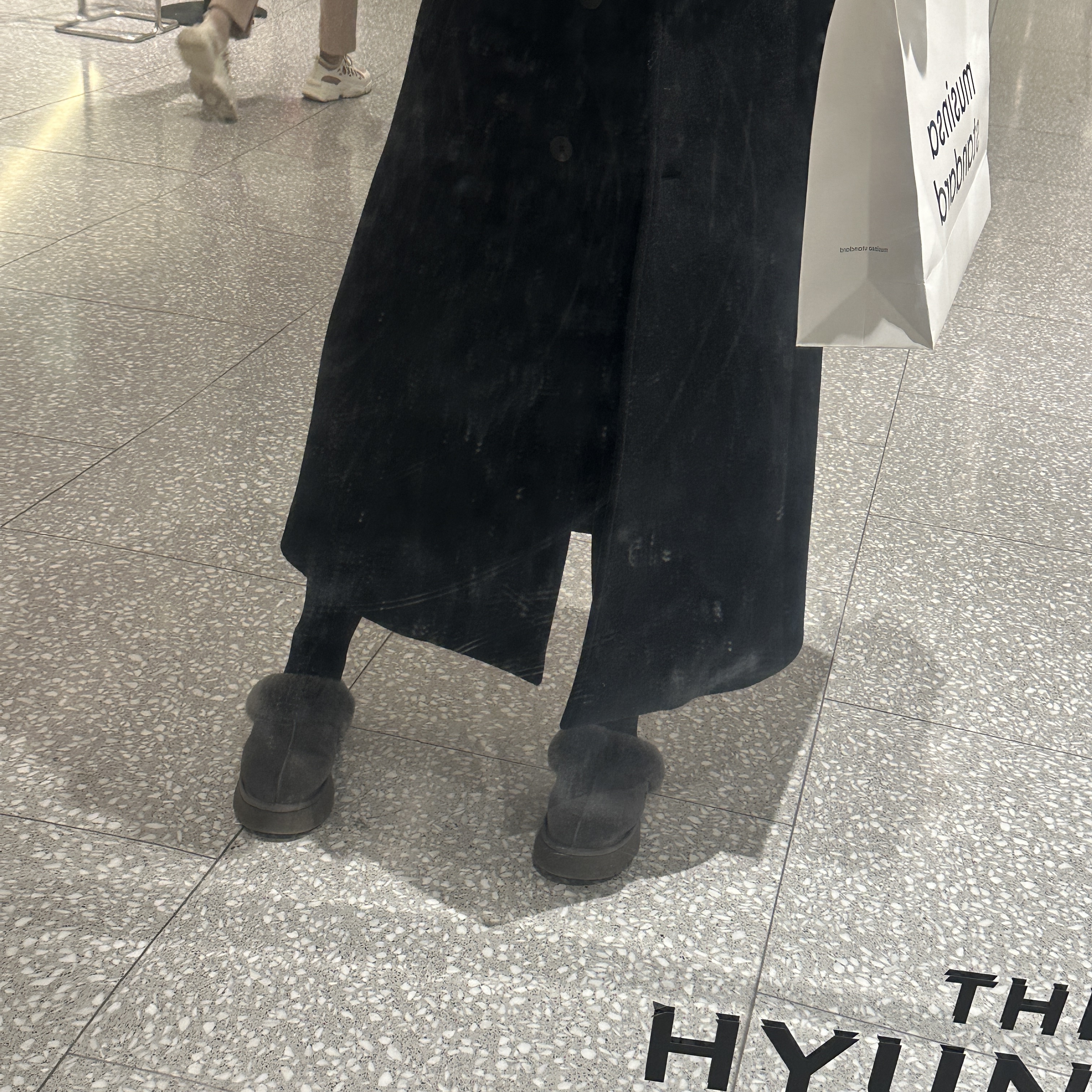 (W) UGG Disquette Slipper Charcoal 착용 스타일 - 2