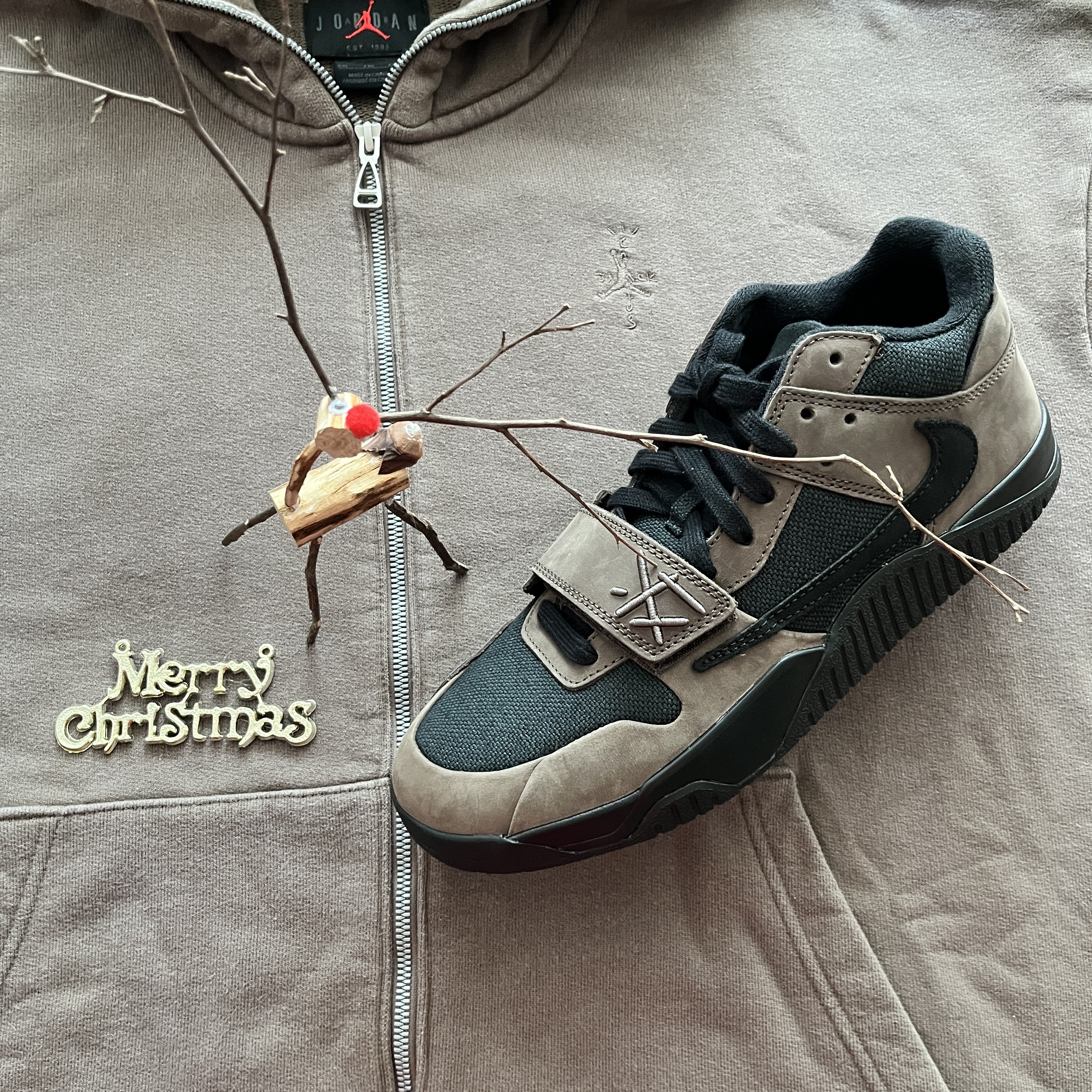 Jordan x Travis Scott Jumpman Jack TR Black and Dark Mocha, Jordan x Travis Scott Jumpman Jack TR Sail and Dark Mocha 착용 스타일 - 1