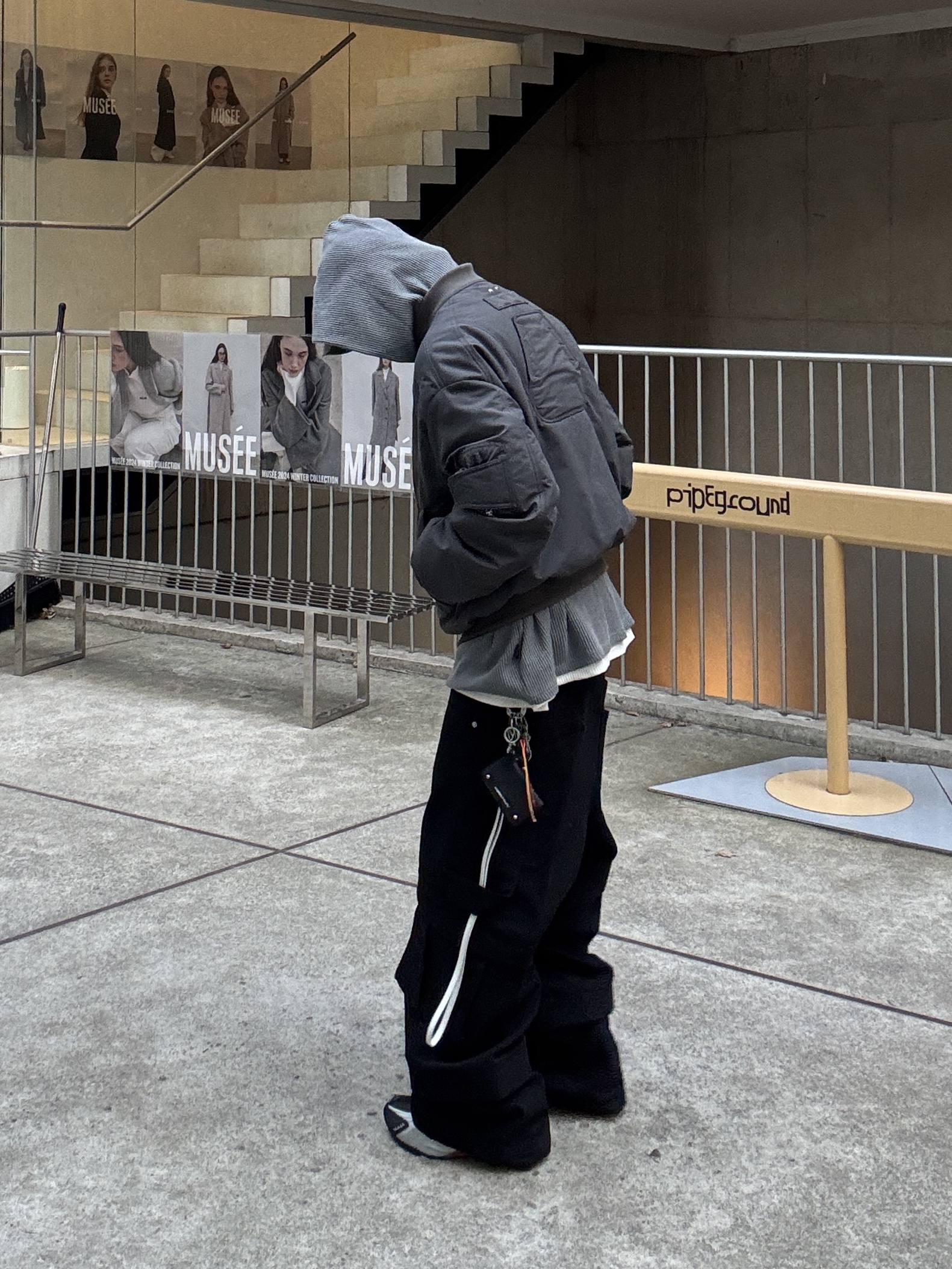 Undermycar Ababell Multi Flap Oversized Bomber Balsam Green - 22SS, Nike Shox R4 Black and Metallic Silver 착용 스타일 - 1