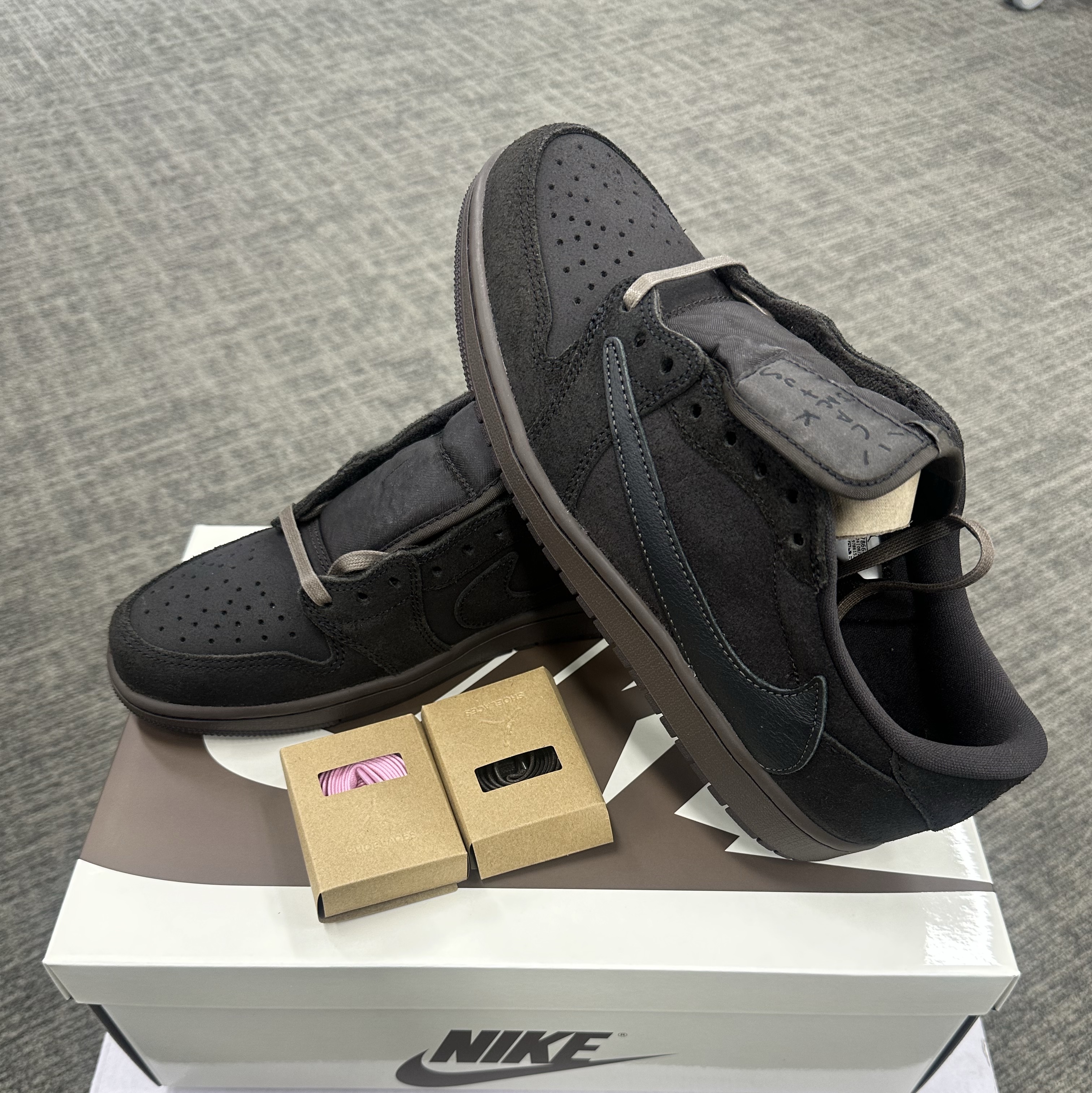 Jordan 1 x Travis Scott Retro Low OG SP Velvet Brown and Dark Mocha 착용 스타일 - 1