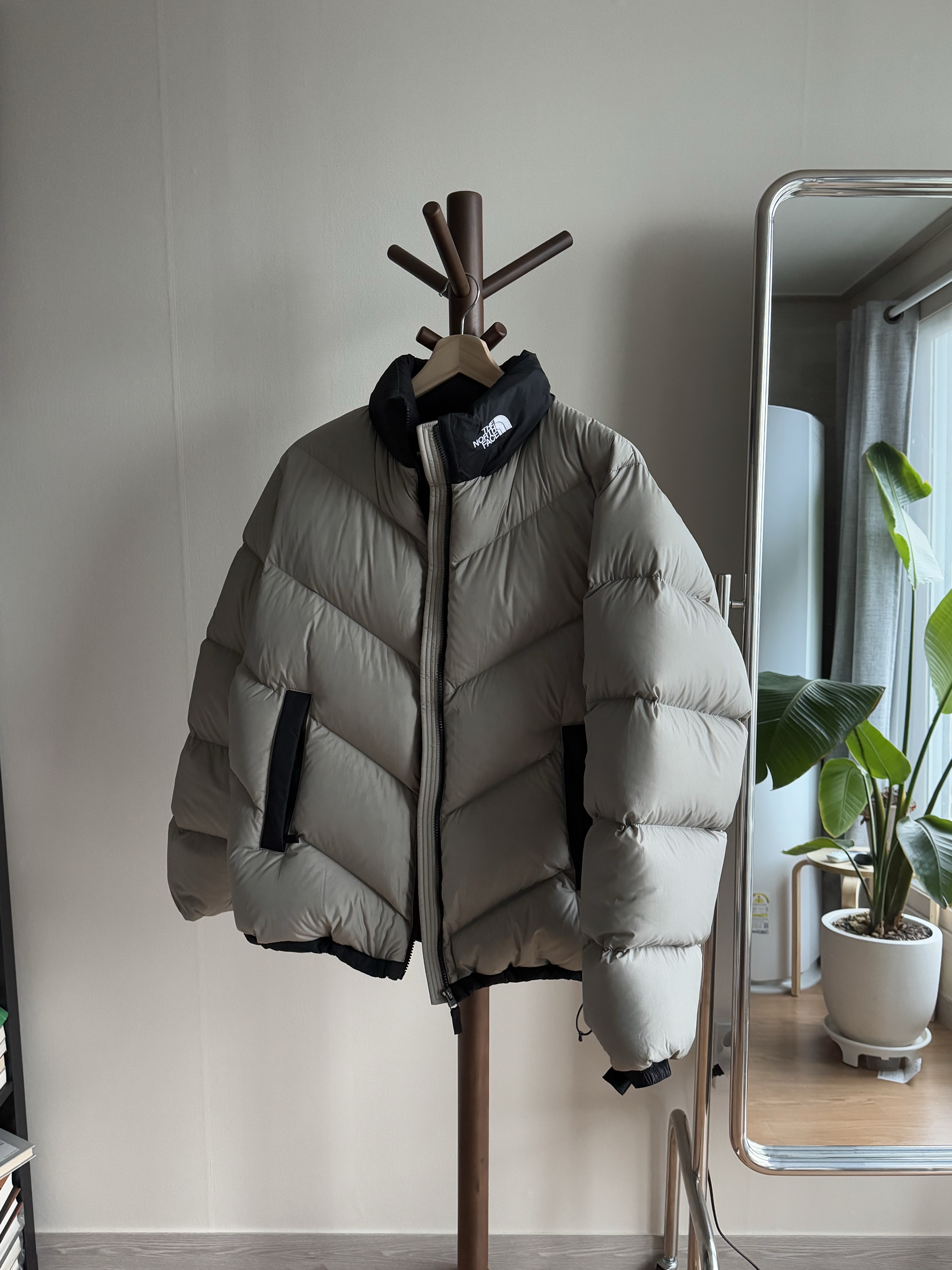The North Face Ascent Jacket Clay Grey, Clarks Wallabee Gore-Tex Black Suede 착용 스타일 - 4