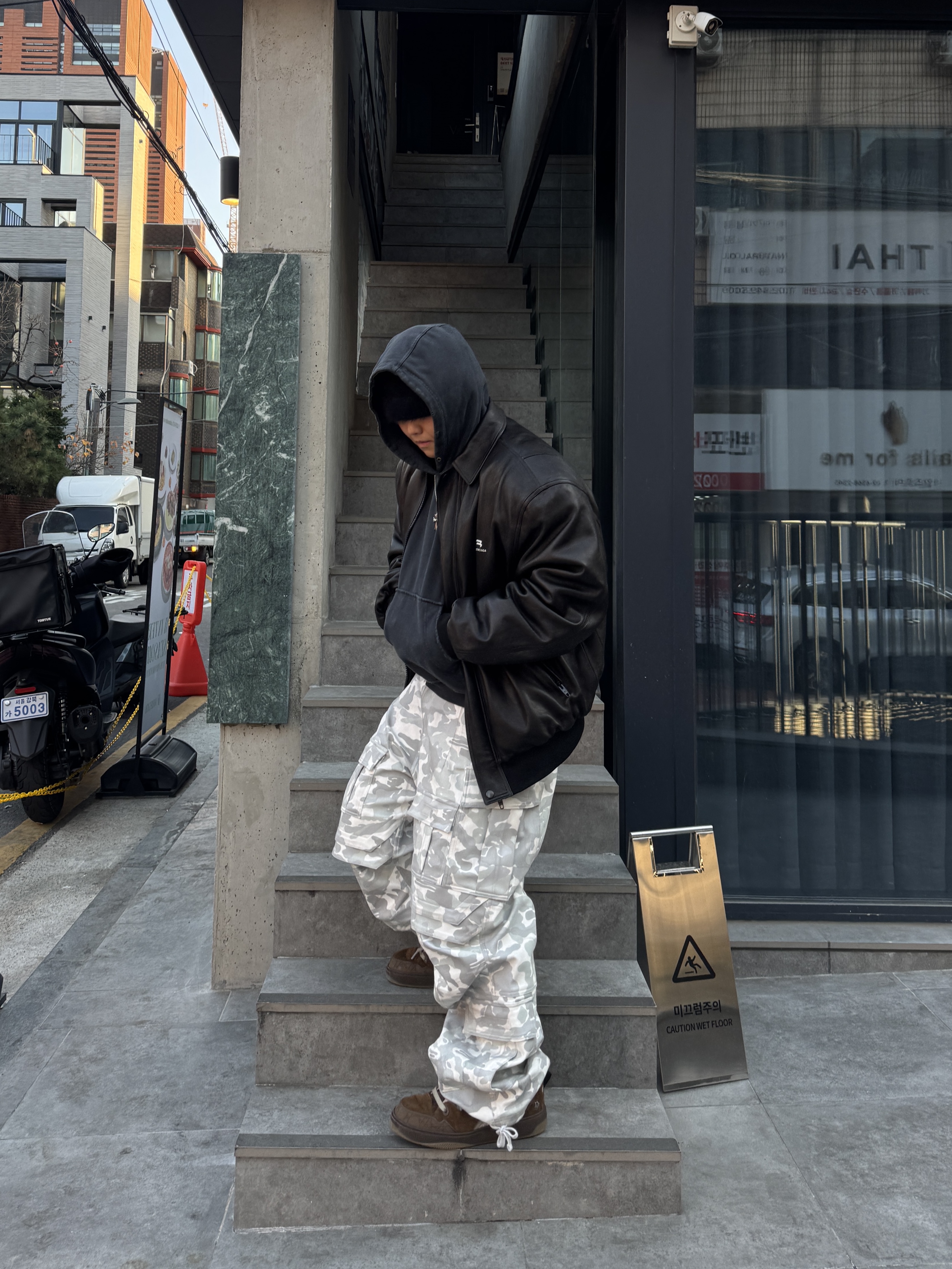 Balenciaga Sporty B Taxi Blouson Black 착용 스타일