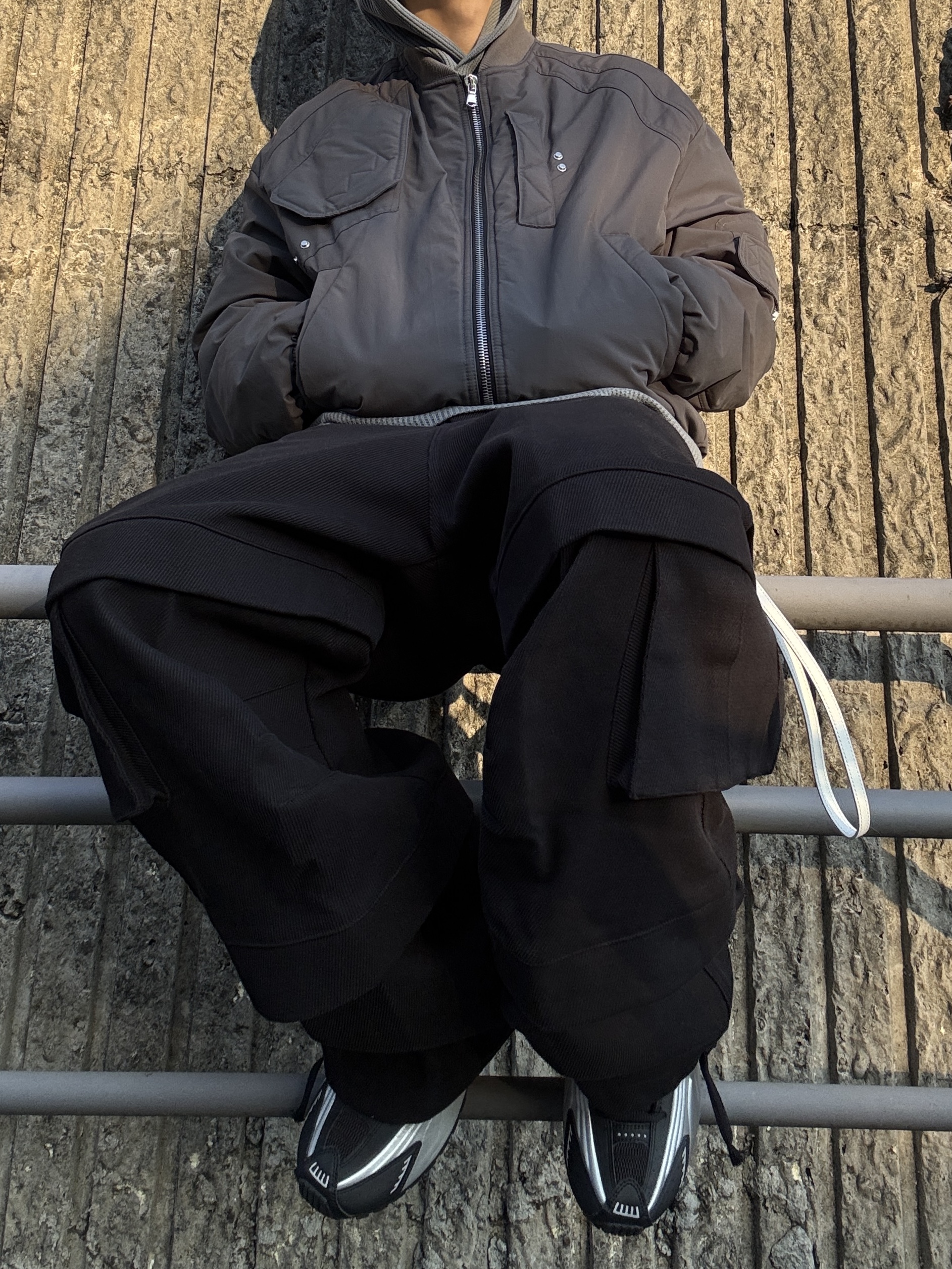 Undermycar Ababell Multi Flap Oversized Bomber Balsam Green - 22SS, Nike Shox R4 Black and Metallic Silver 착용 스타일 - 2