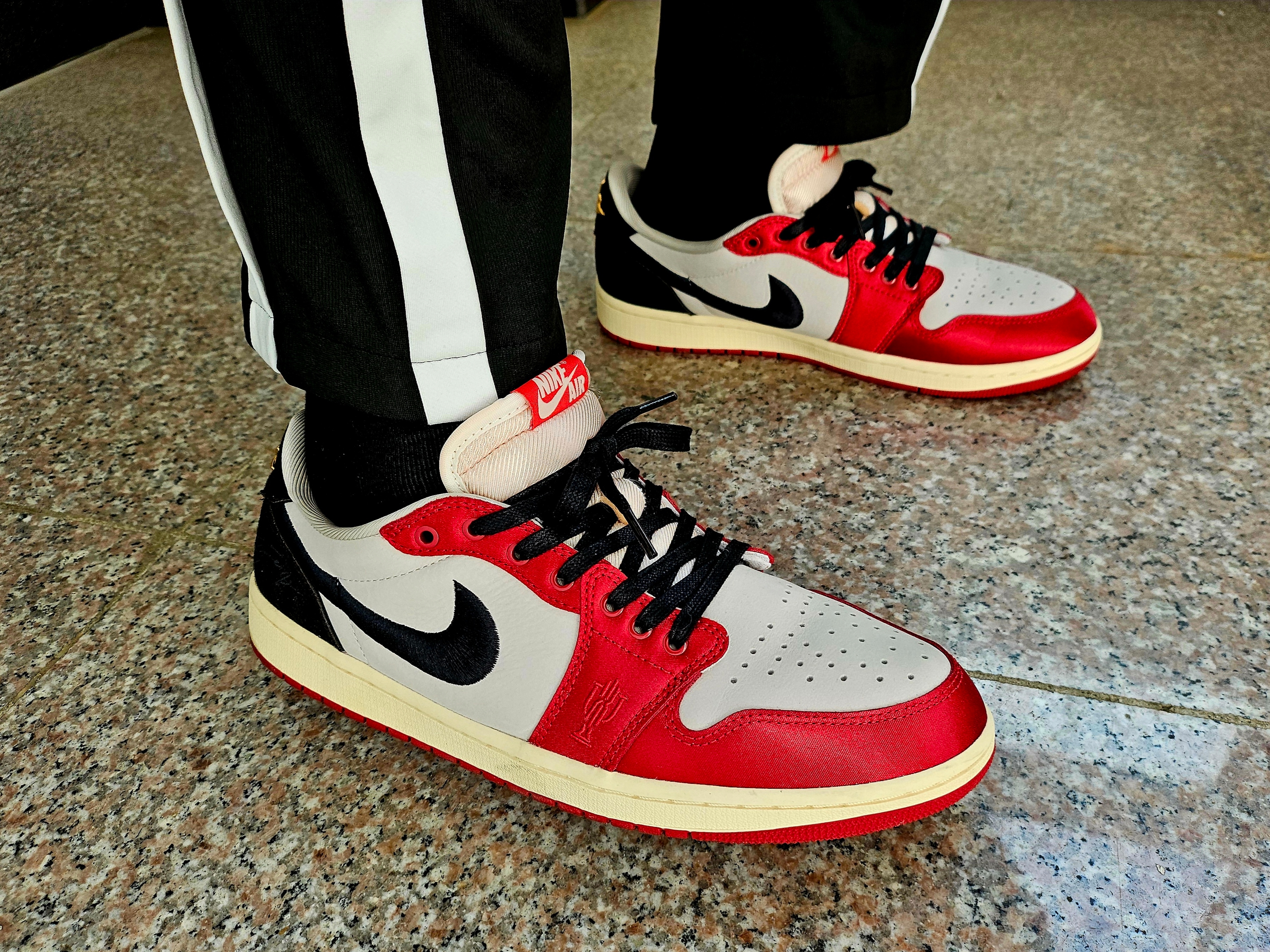 Jordan 1 x Trophy Room Retro Low OG SP Sail Varsity Red 착용 스타일 - 2