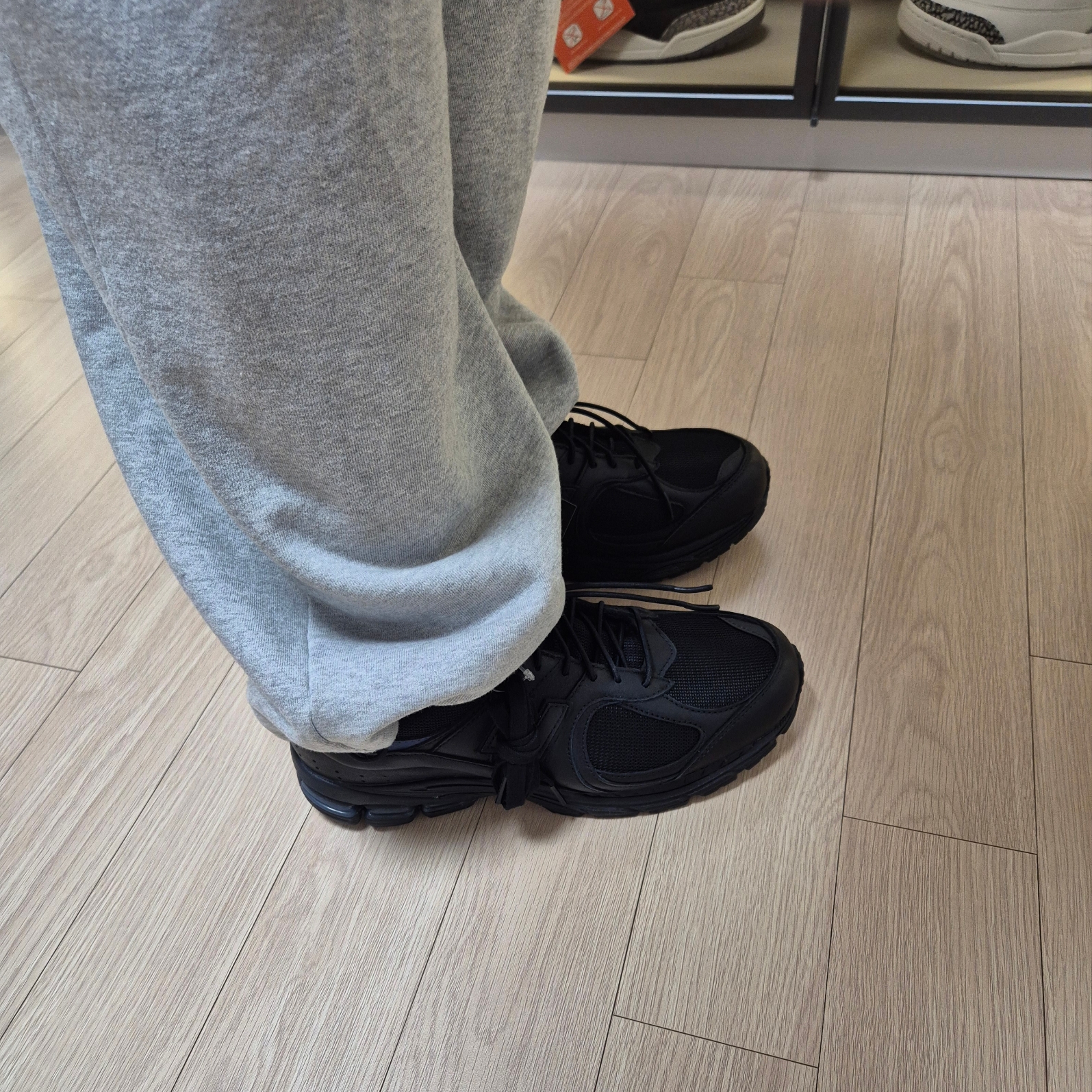 New Balance x JJJJound 2002R Leather Gore-Tex Black Storm 착용 스타일 - 6