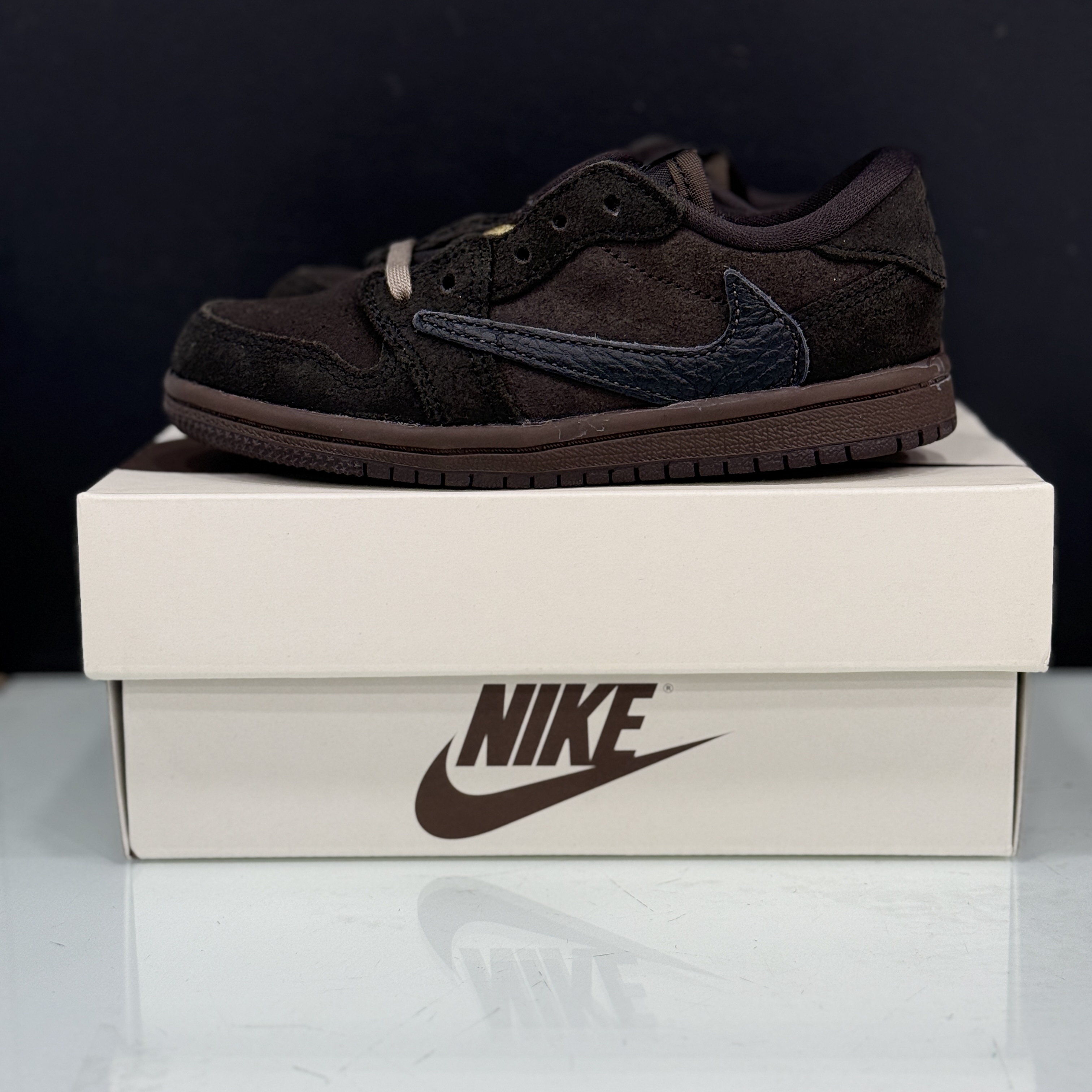 (TD) Jordan 1 x Travis Scott Retro Low OG SP Velvet Brown and Dark Mocha 착용 스타일 - 1