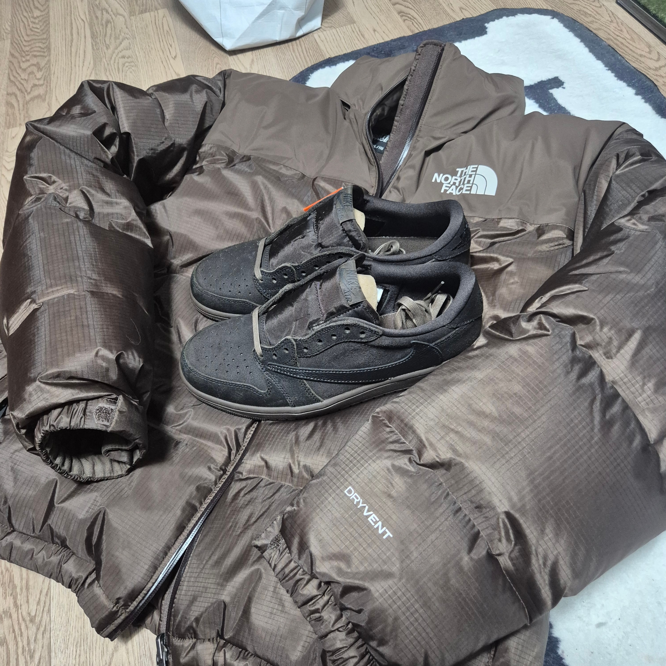 Jordan 1 x Travis Scott Retro Low OG SP Velvet Brown and Dark Mocha, The North Face 1996 Water Shield Nuptse Jacket Beige Brown 착용 스타일 - 1