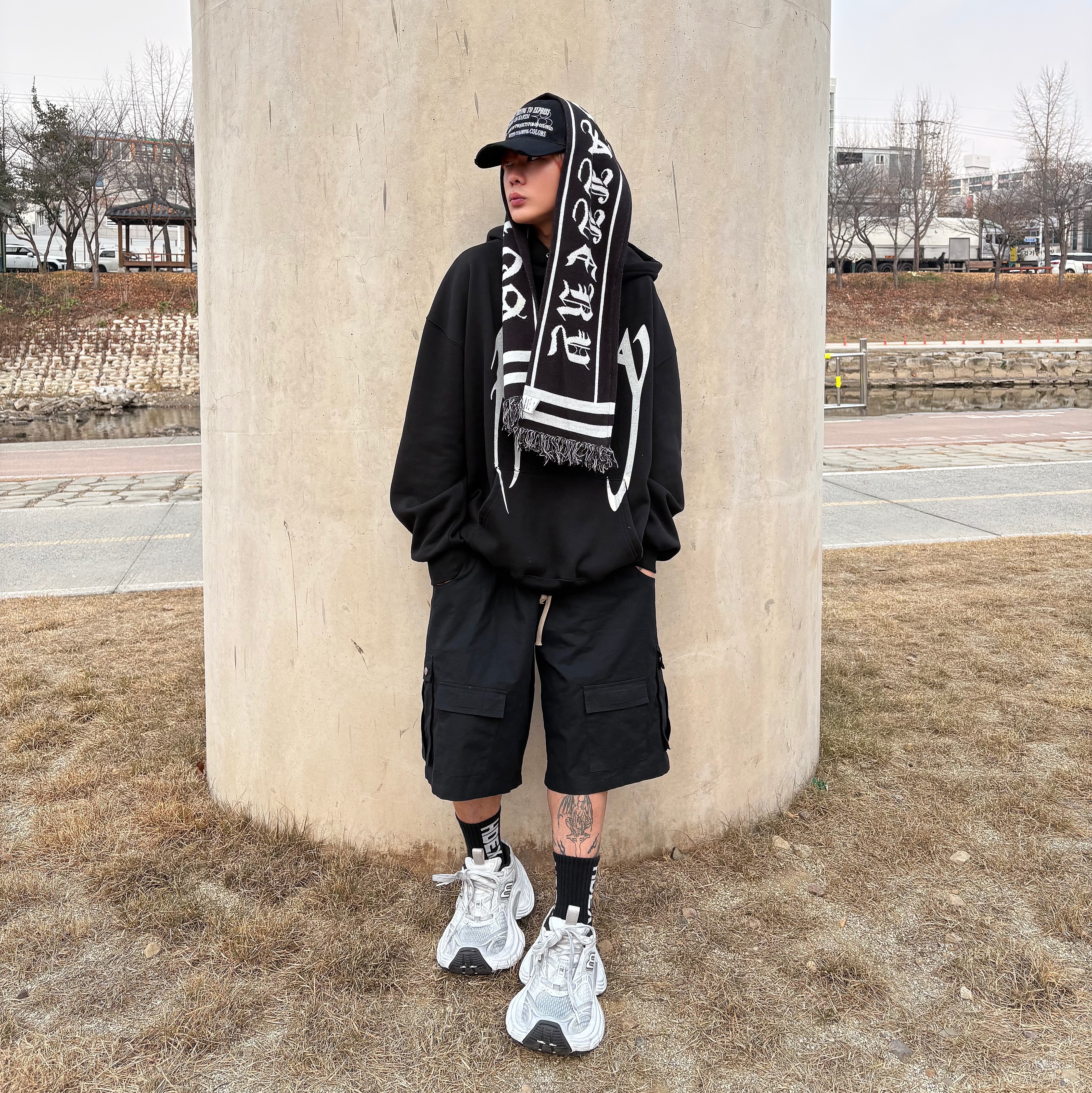 Balenciaga 10XL Sneakers White Grey Silver Black 착용 스타일 - 2
