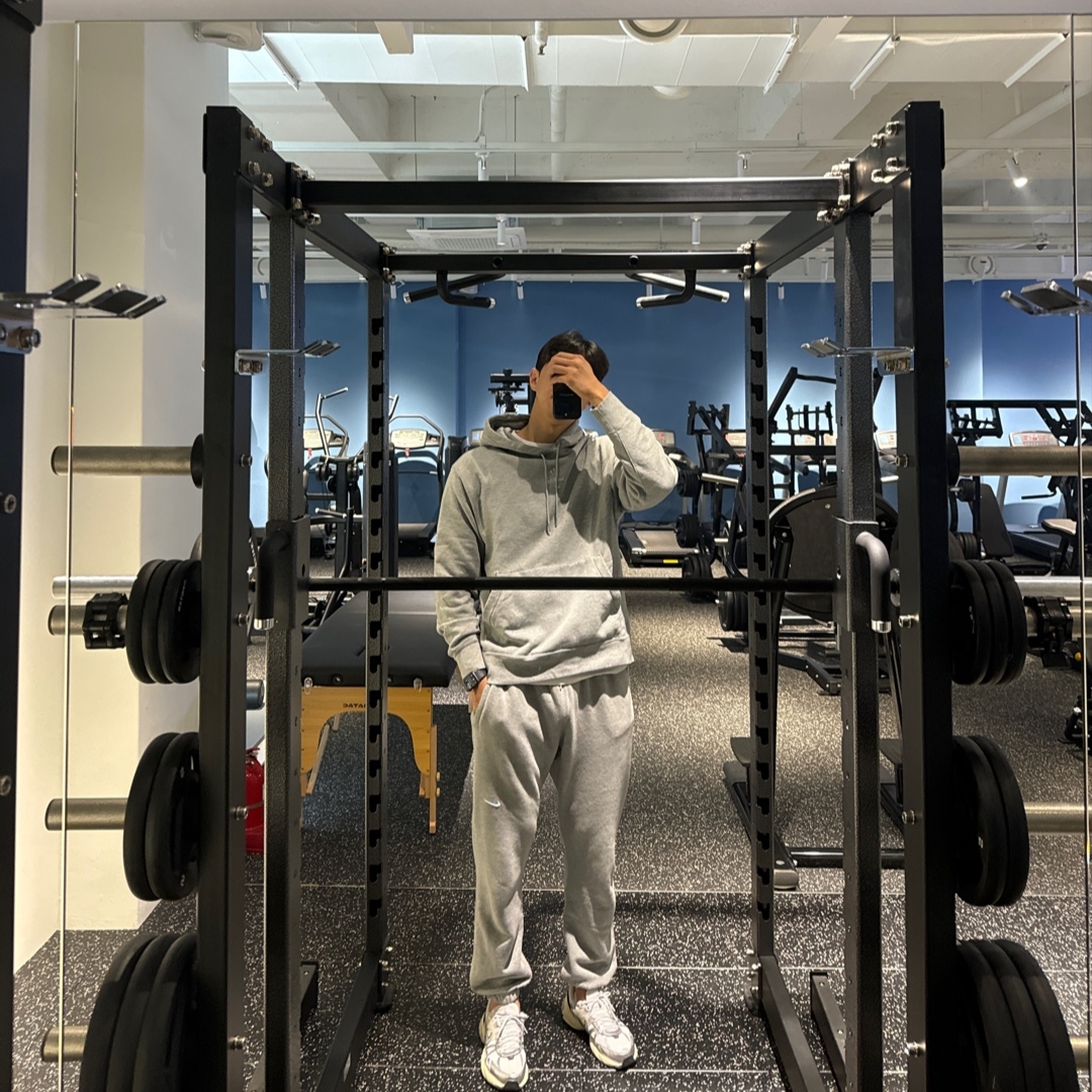 Nike x Drake Nocta NRG Fleece Hoodie Dark Grey Heather (DX2837-063), Nike x Drake Nocta NRG Fleece Sweatpants Dark Grey Heather 착용 스타일