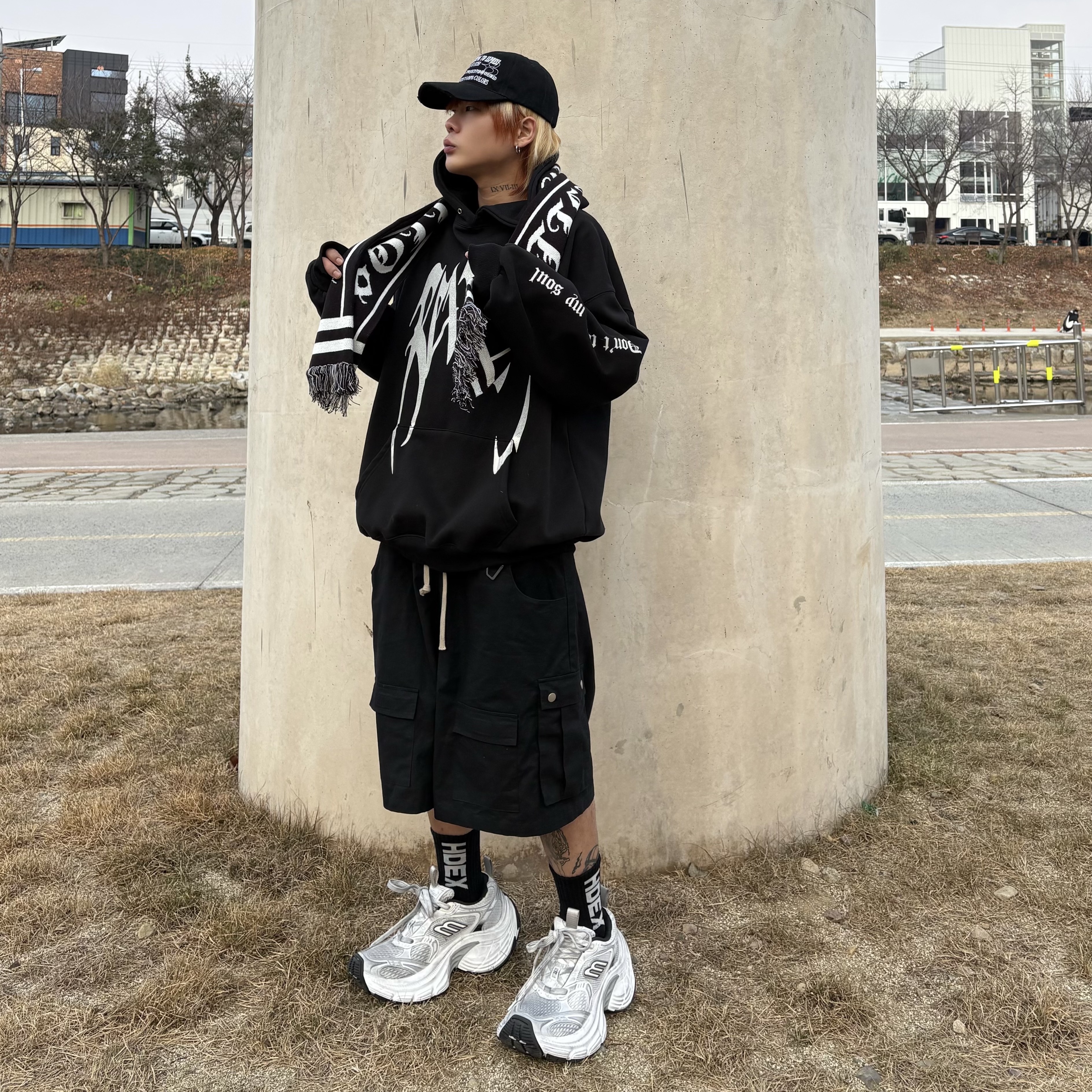 Balenciaga 10XL Sneakers White Grey Silver Black 착용 스타일 - 1