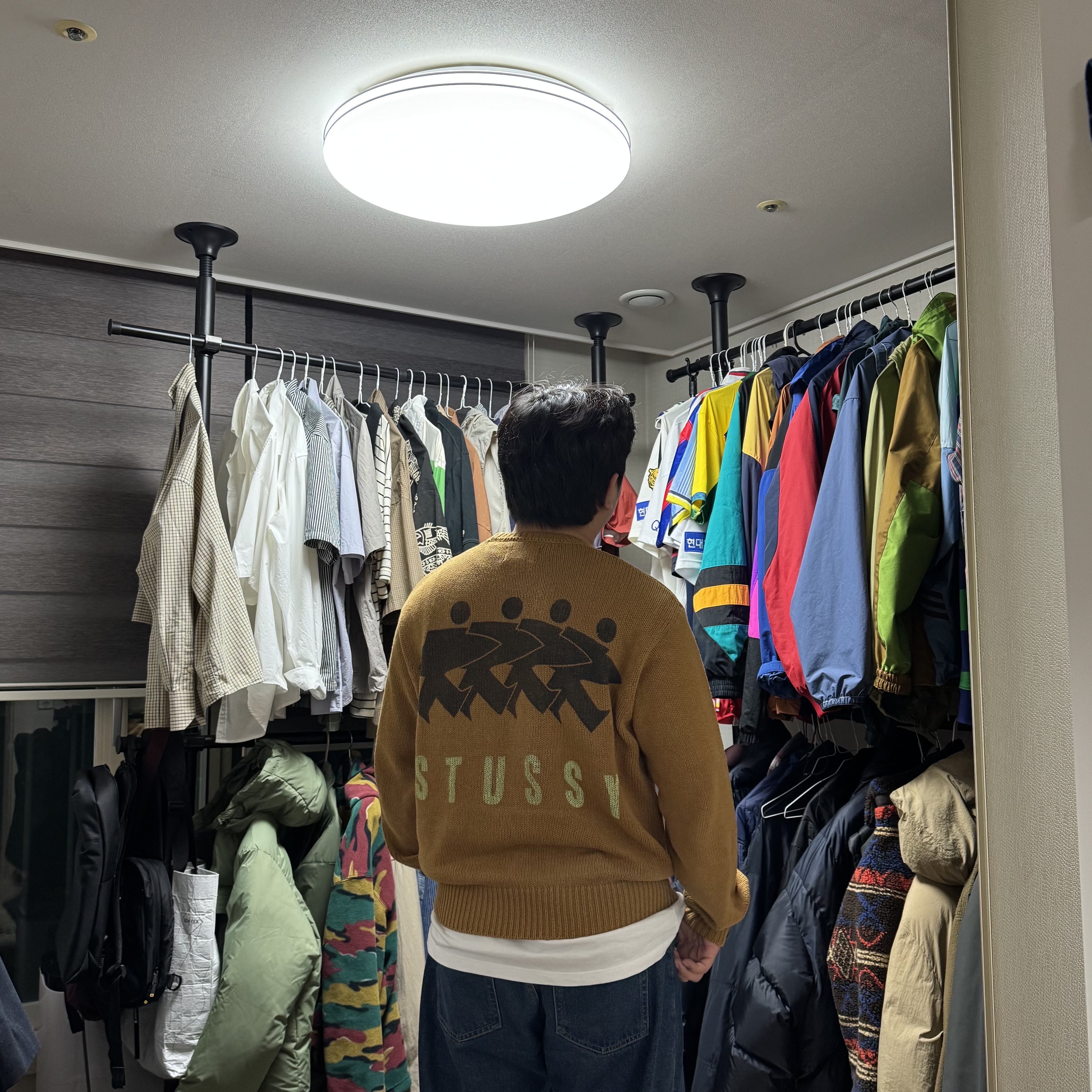 Stussy Surfman Icon Cotton Linen Crew Brown 착용 스타일 - 1