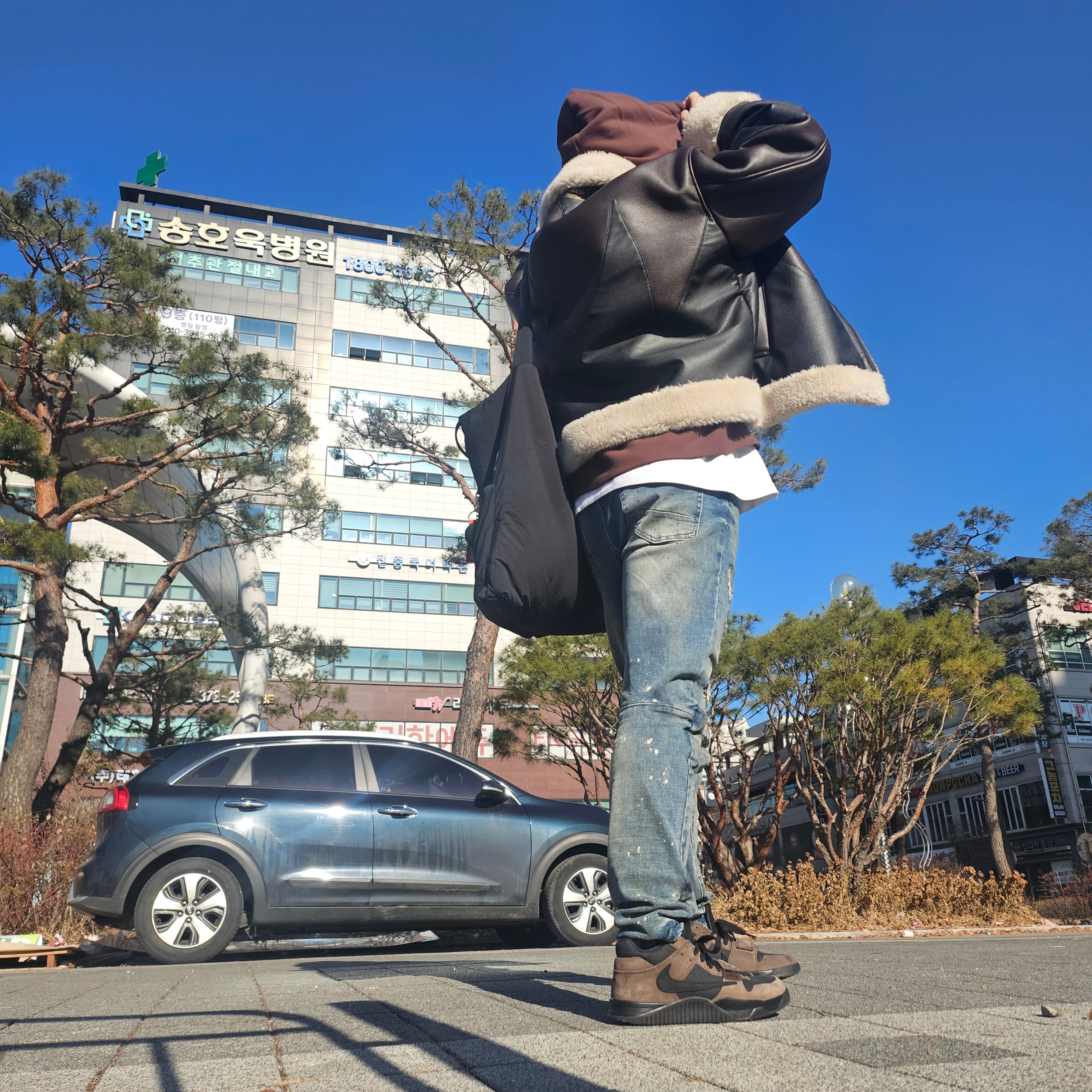 Undermycar x Starbucks Overmybag Black, Supreme Webbing Keychain Red - 23SS 착용 스타일 - 3