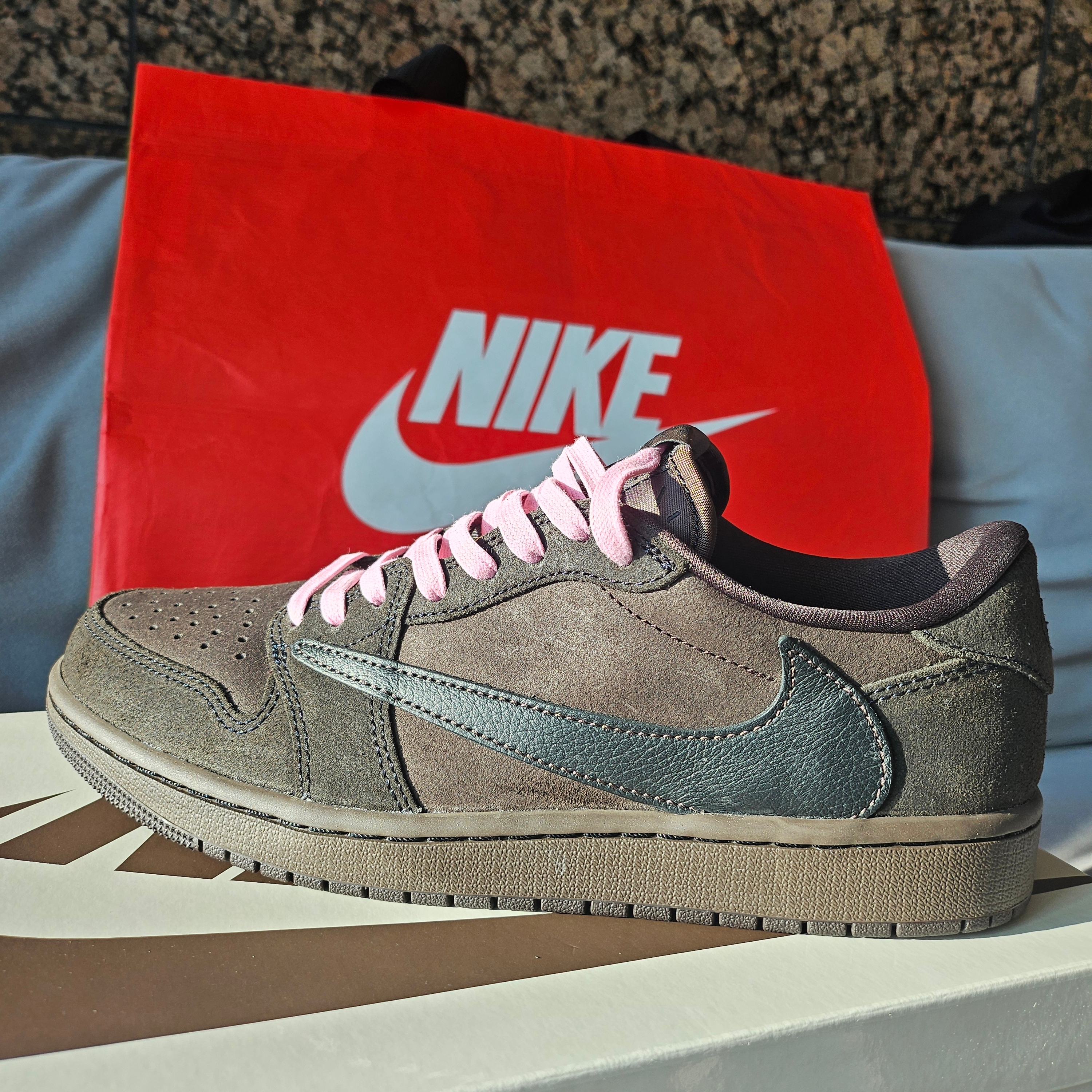 Jordan 1 x Travis Scott Retro Low OG SP Velvet Brown and Dark Mocha 착용 스타일 - 3