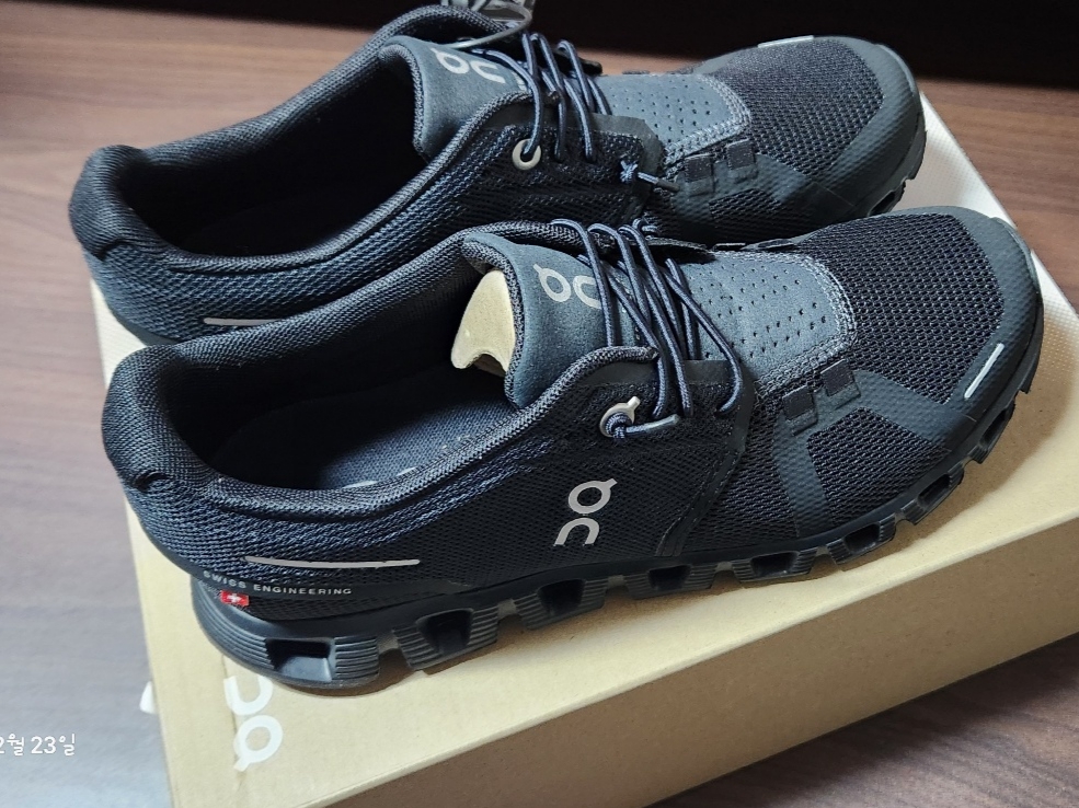 (W) On Running Cloud 5 All Black 착용 스타일