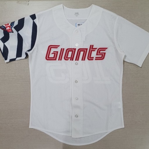 Lotte Giants 24 Home Authentic Uniform Ivory (Non Marking Ver.) 착용 스타일