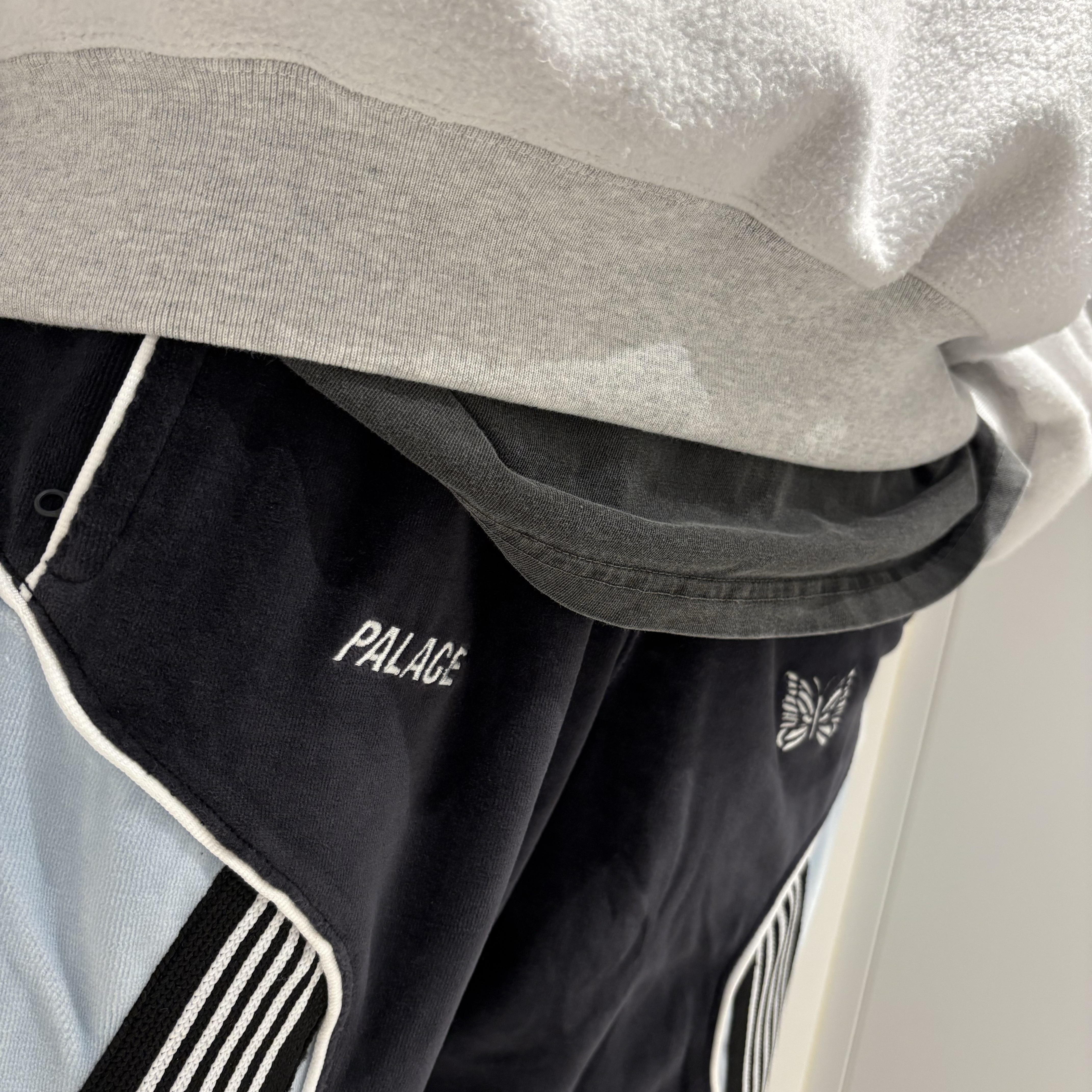 Palace x Needles Track Jogger Black - 24FW, Supreme Inside Out Crewneck Ash Grey - 23FW 착용 스타일 - 4