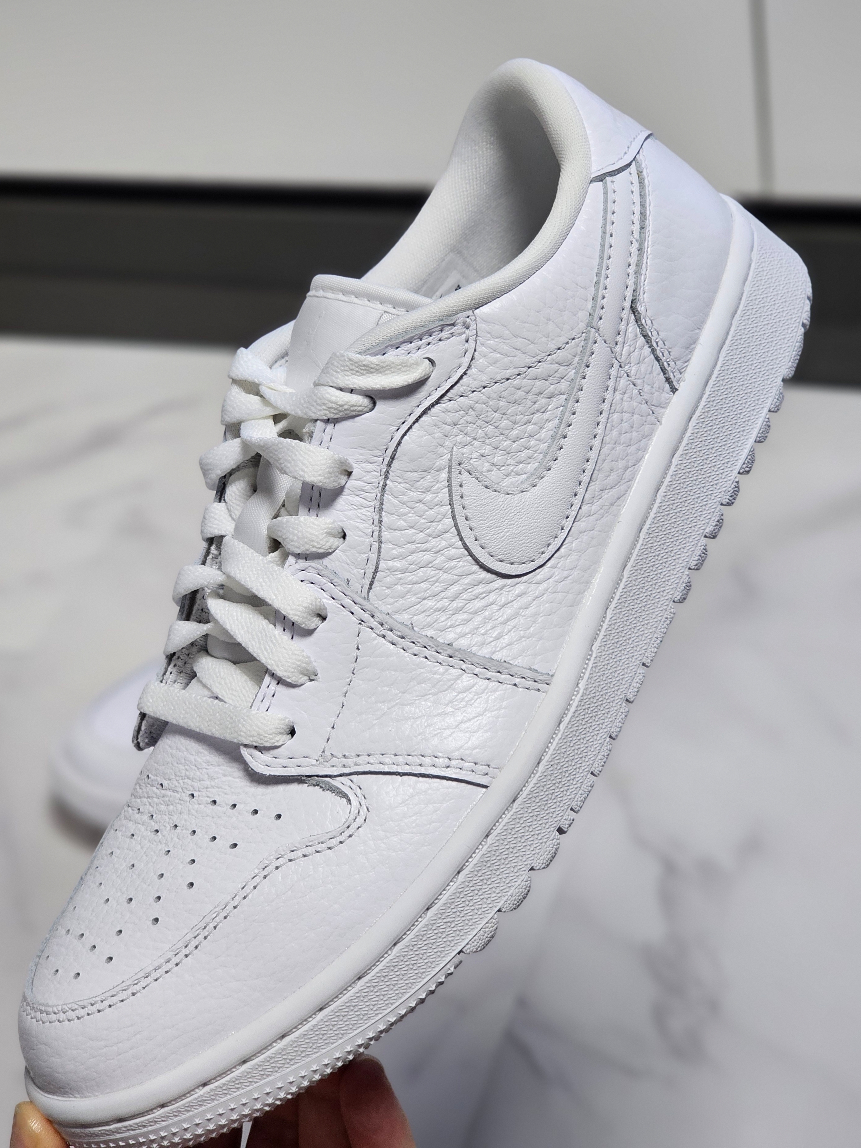 Jordan 1 Low Golf Triple White 착용 스타일 - 1