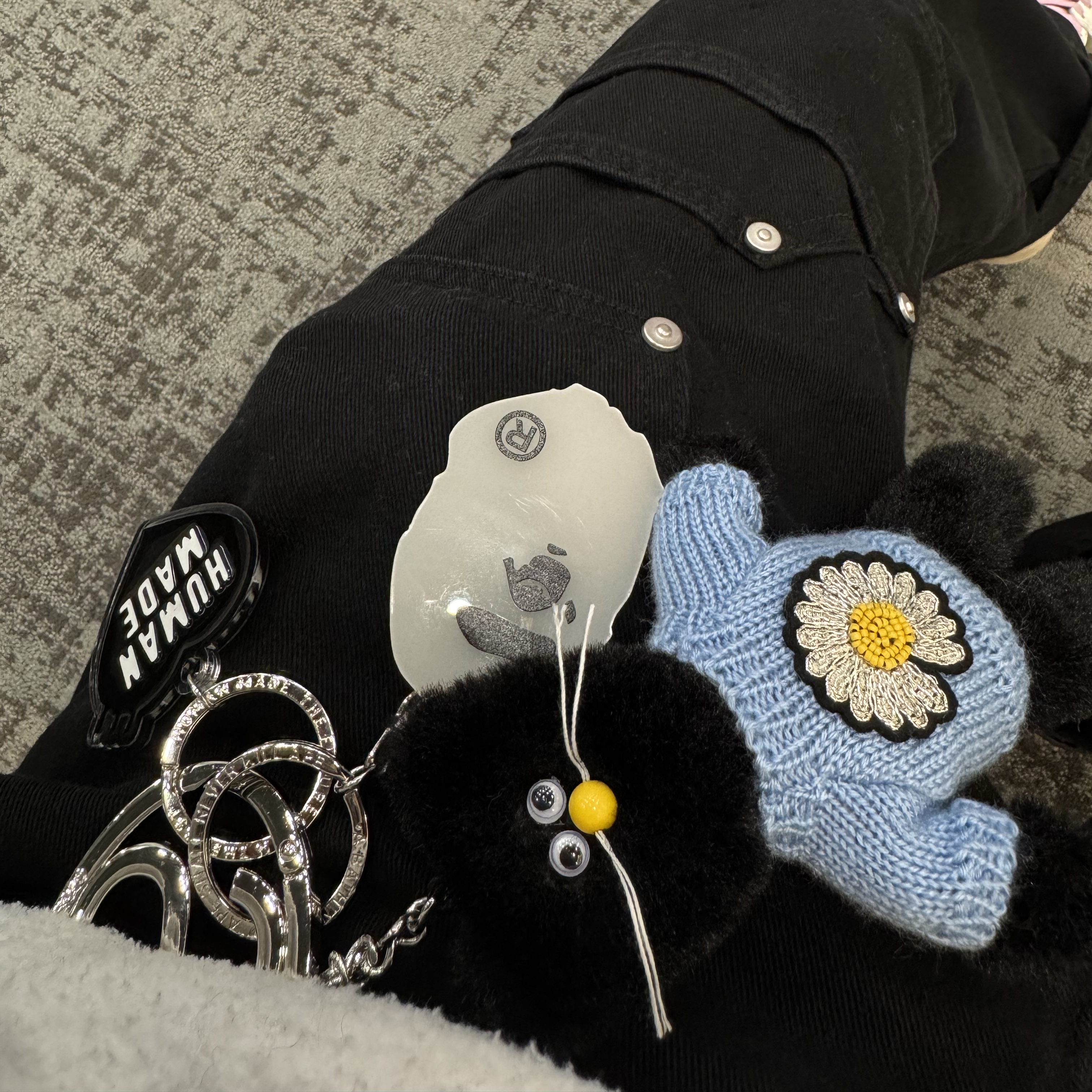 Human Made Heart Keyring Black, BAPE Glow In The Dark Ape Head Keychain White Green 착용 스타일