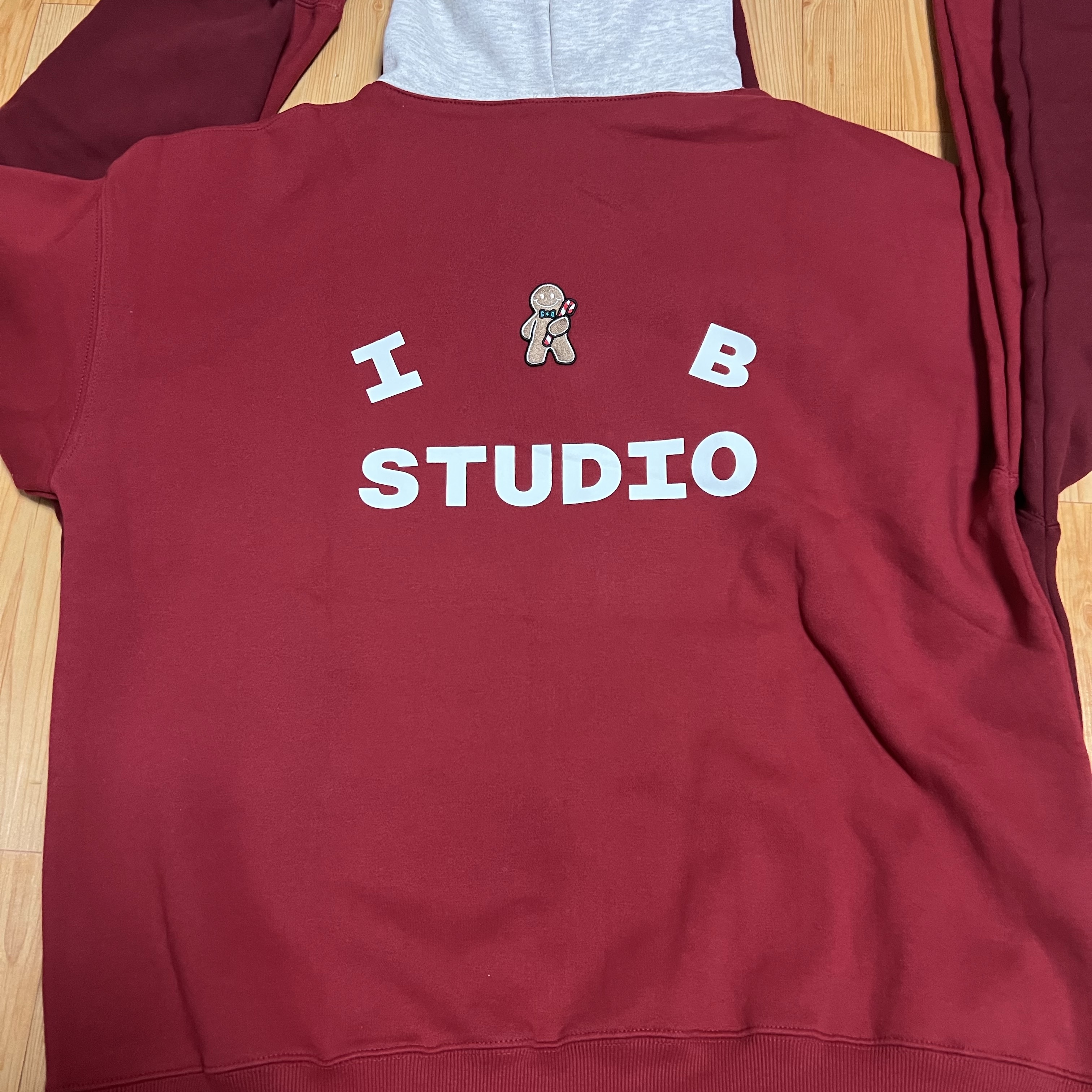 IAB Studio Hoodie Raspberry, IAB Studio 24 Christmas Hoodie Burgundy Oatmeal 착용 스타일 - 2