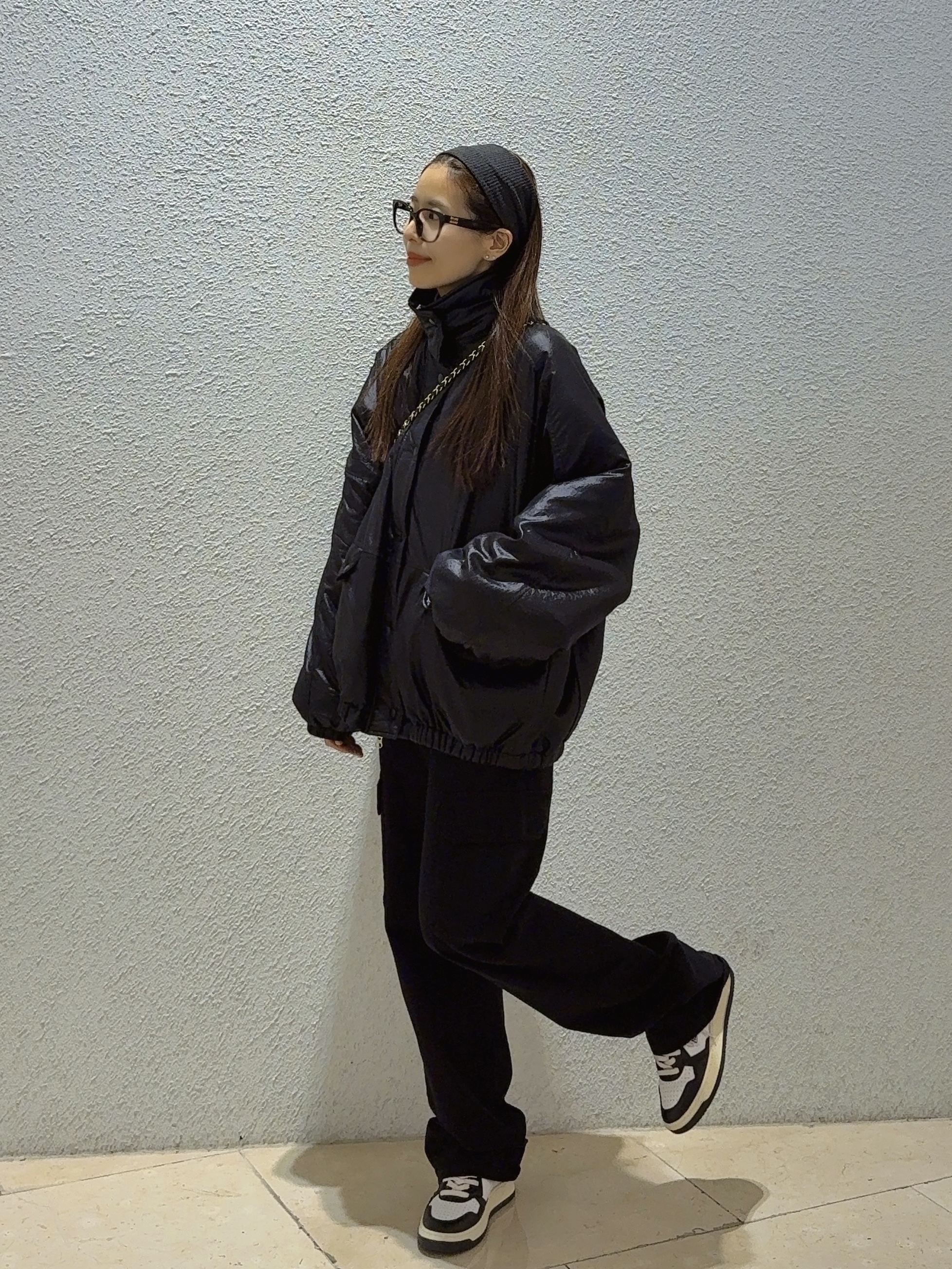 Chanel Medium Classic Handbag Grained Calfskin & Gold Black, (W) Autry Medalist Low Leather Sneakers Black White 착용 스타일 - 2