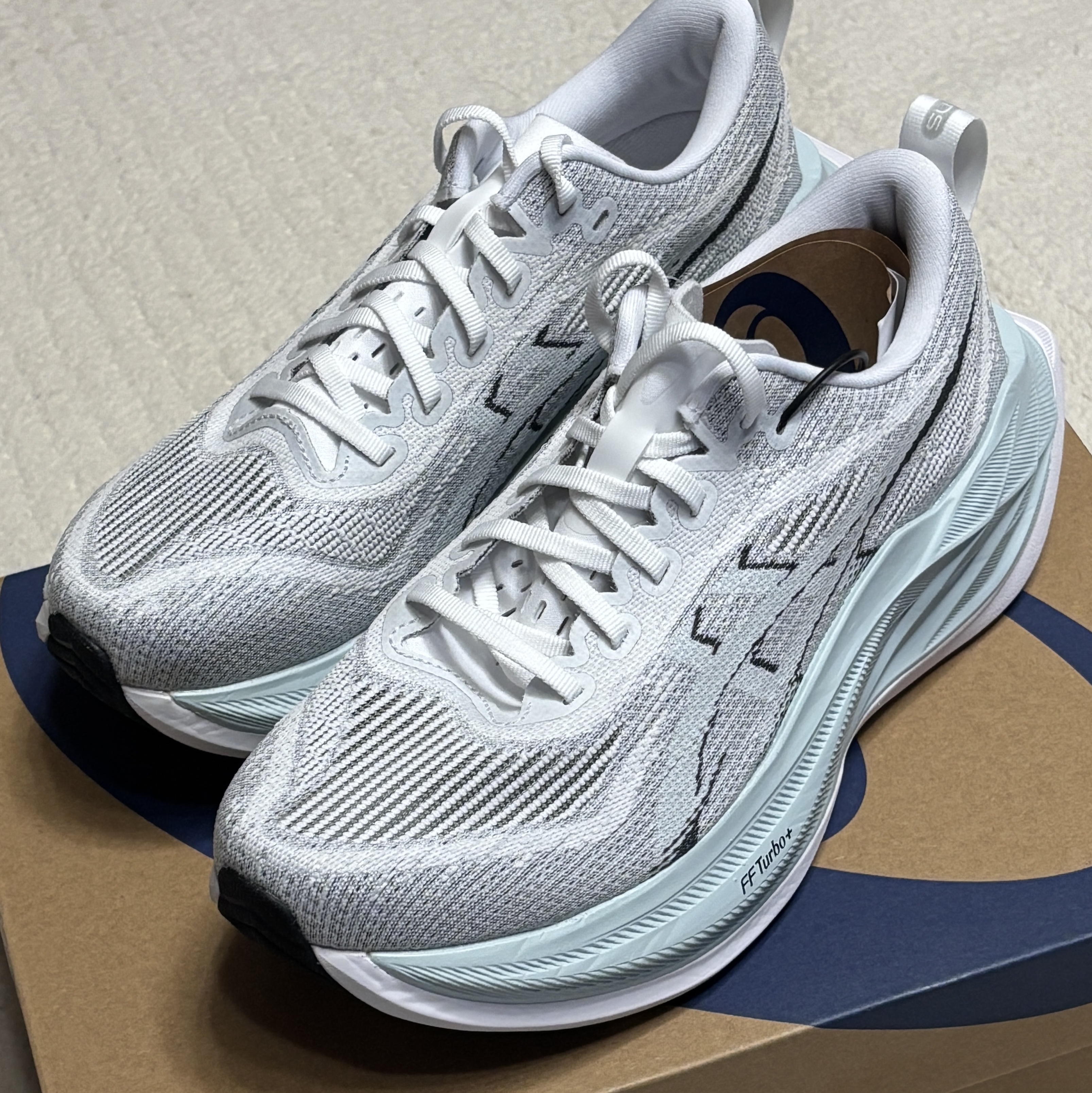 Asics Superblast 2 White Cool Grey 착용 스타일