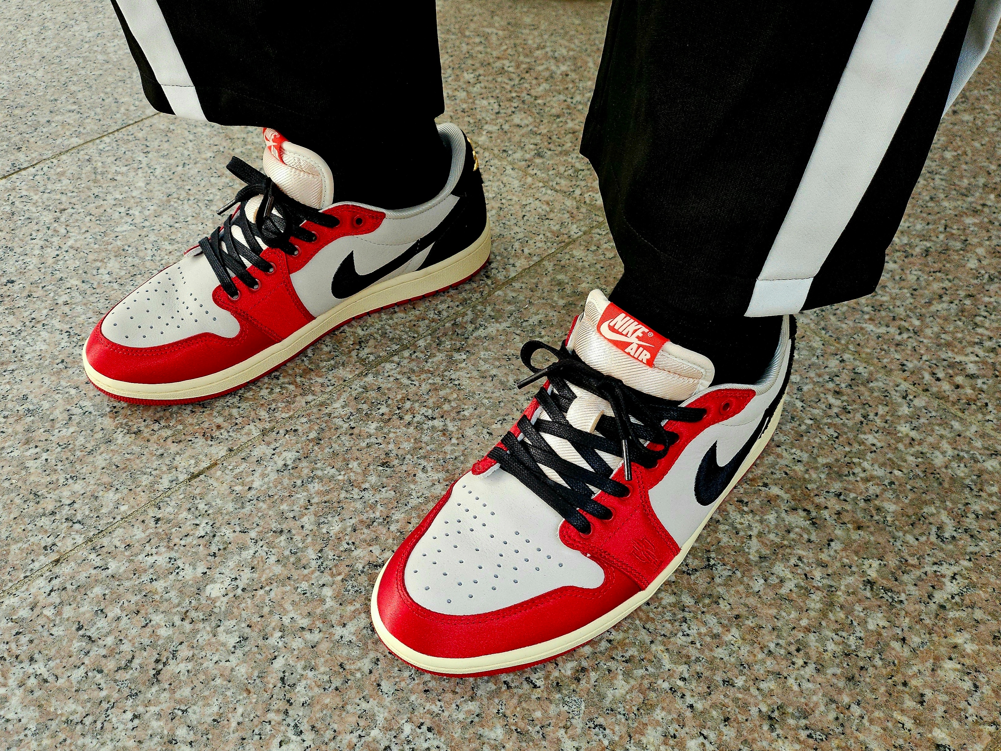 Jordan 1 x Trophy Room Retro Low OG SP Sail Varsity Red 착용 스타일 - 3