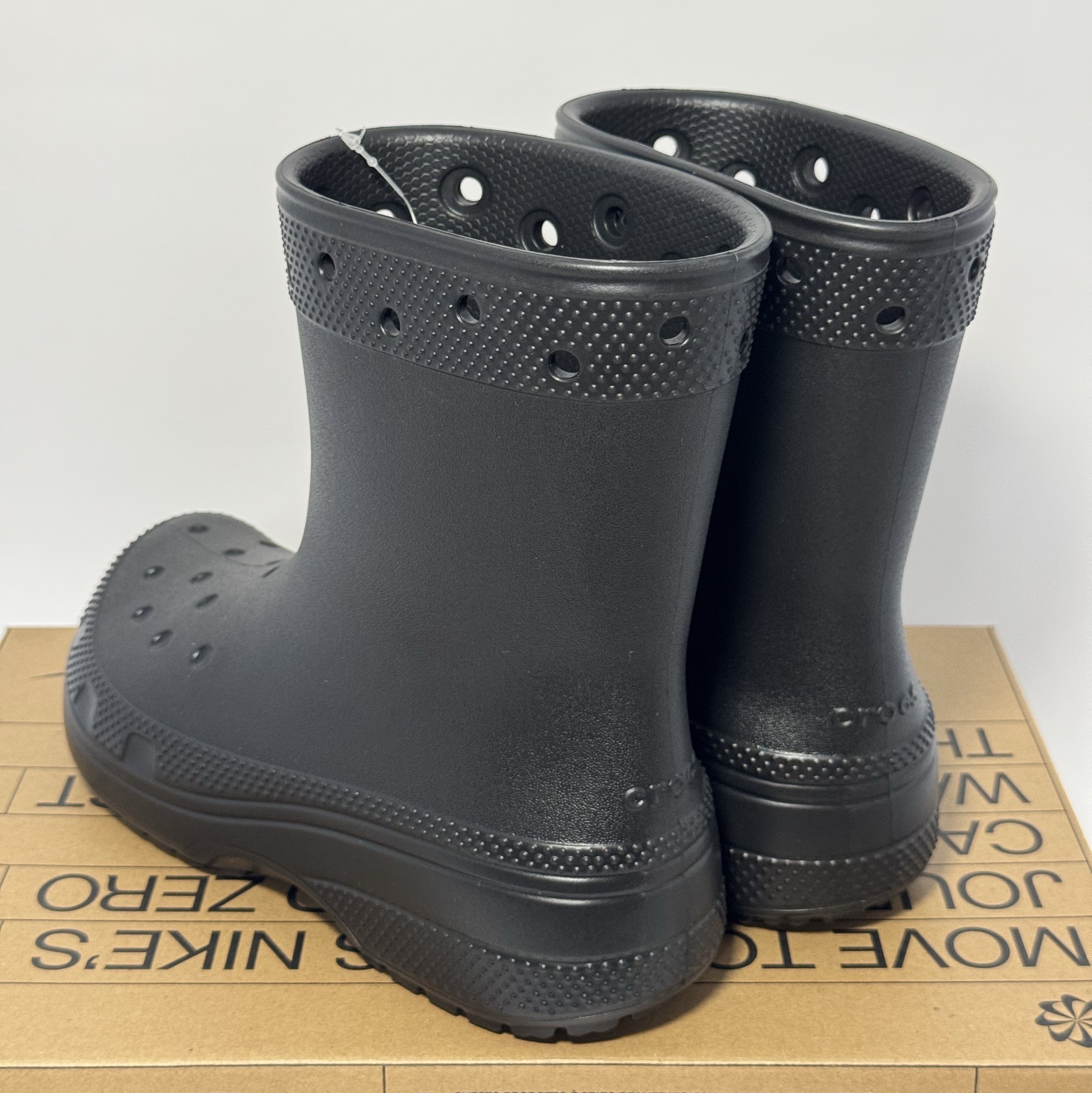 Crocs Classic Rain Boots Black 착용 스타일 - 3
