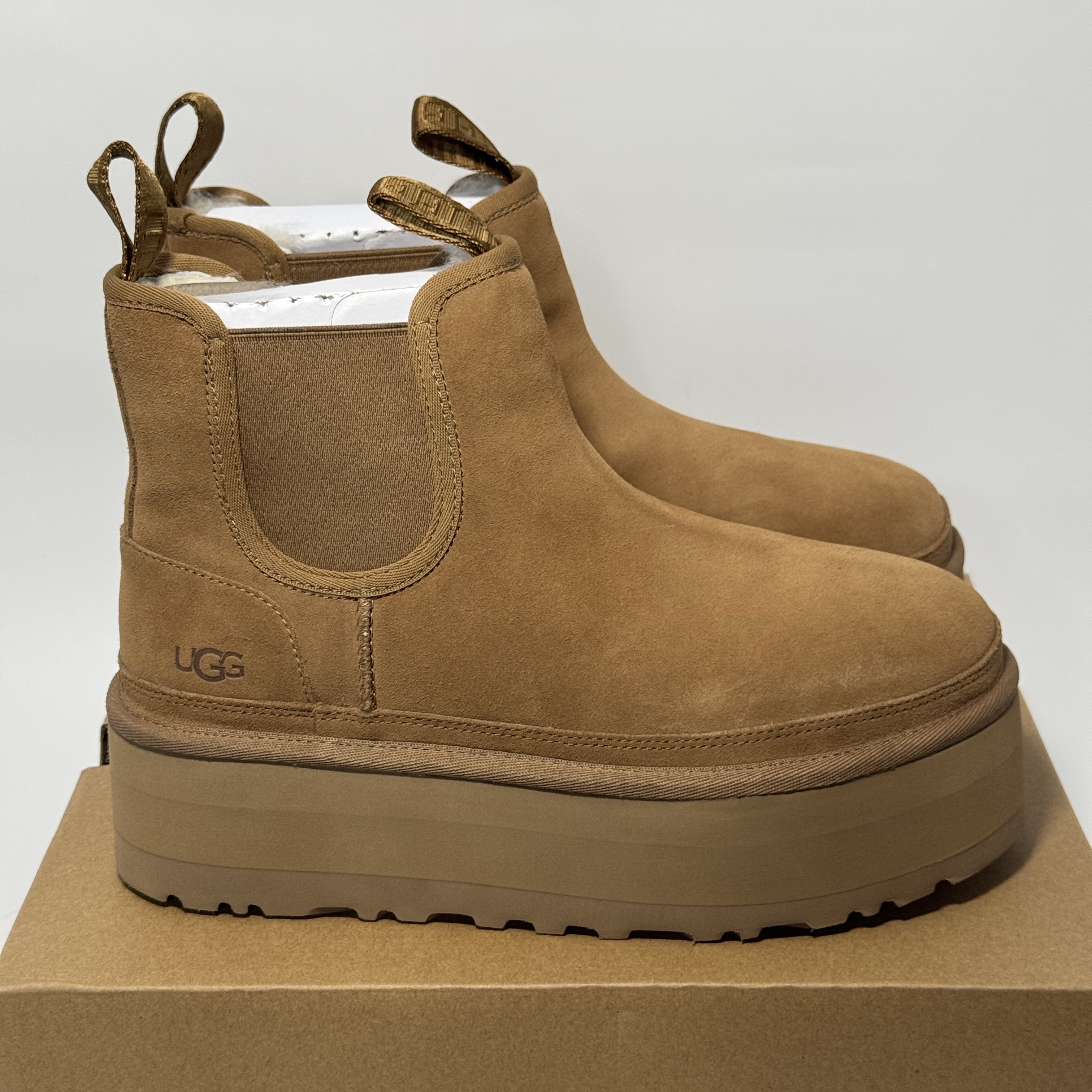 (W) UGG Neumel Platform Chelsea Boots Chestnut 착용 스타일 - 2