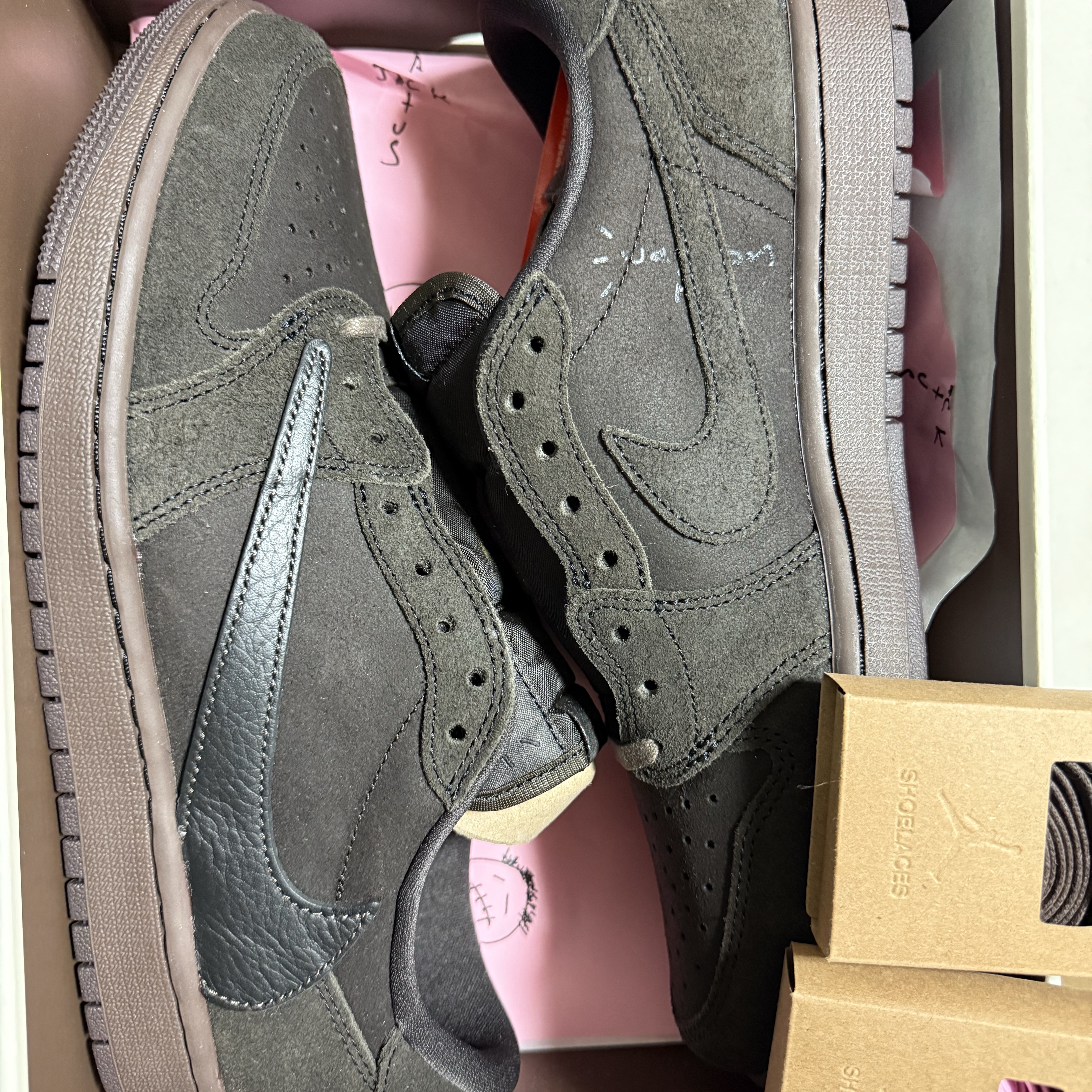 Jordan 1 x Travis Scott Retro Low OG SP Velvet Brown and Dark Mocha 착용 스타일